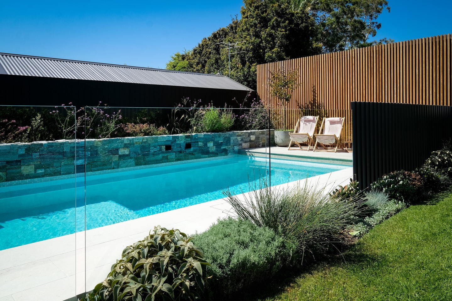 This backyard is a masterclass in layering contrasting textures and artfully marrying hard and softscaping to create a space so beautiful it's hard to look away!
💦 @pinnacle_pools