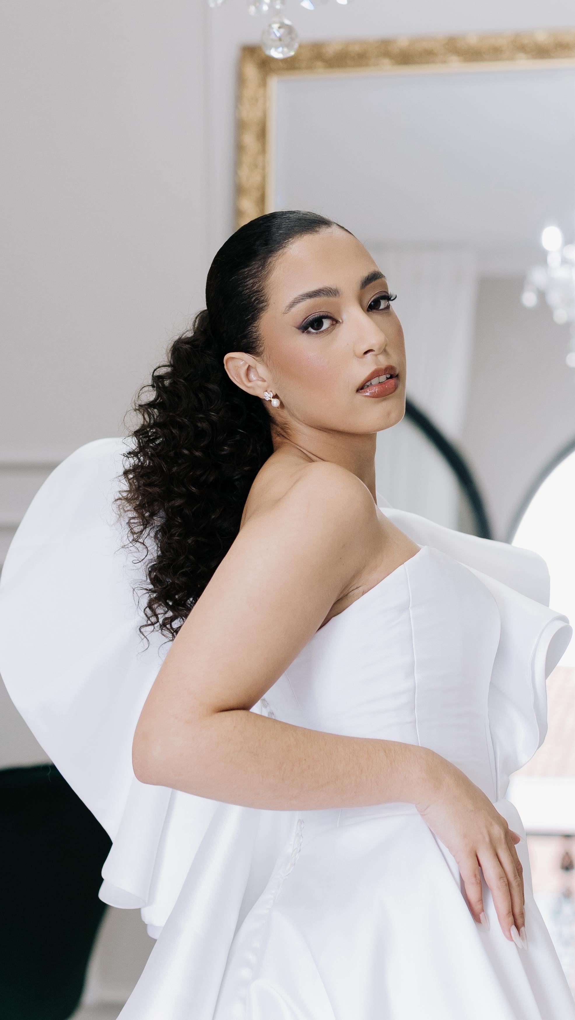 LAEN BRIDE | Do penteado à maquiagem, cada detalhe foi pensado para refletir uma essência única, com leveza, cor e um toque de ousadia.
O cuidado vai além da beleza — é sobre criar uma experiência memorável, personalizada e feita com carinho, nos mínimos detalhes no seu grande dia. 💍🤍
Make: @rebecasotto_beauty
Hair: @giovannaguidugli.hair
Acessórios: @camilagrantnoivas
Vestido: @clamorenoivas
Fotos: @doisporumfotografia
Vídeo: @__martuci
🔗 Agende seu grande dia pelo link da bio
__
#noiva #noivascampinas #hairbeauty #salaodebelezacampinas #noivas2026 #makenoiva #penteadonoiva #bride #bride2026 #laenbs