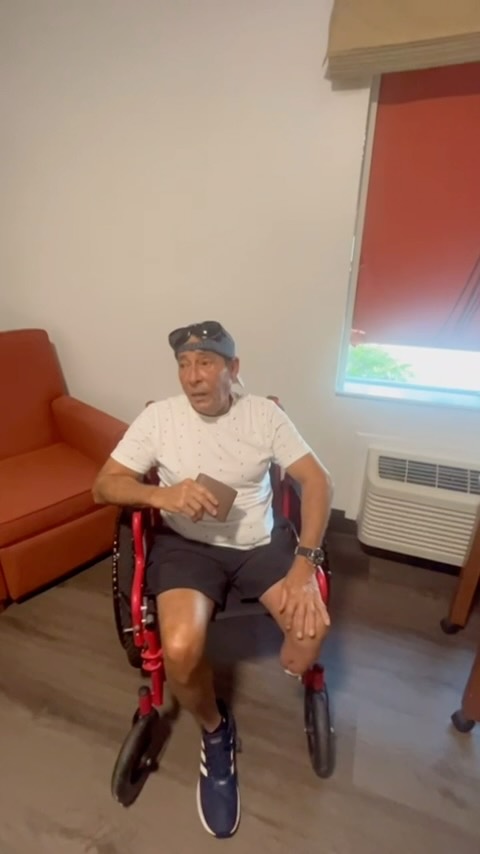 José!
En enero del 2023 sintió un dolor muy fuerte en una pierna, fue al hospital y terminó amputado.
Salió del hospital para su casa, hasta ese momento él había trabajado y rentaba. En marzo de ese año sintió dolor en el abdomen, fue al hospital y terminó con una colostomía de por vida. Salió para su casa, se quedó sin trabajo y no pudo seguir pagando. Anduvo por refugios pero terminó en la calle. Tuvo una infección en el hueso de la pierna amputada, y no pudo seguir usando su prótesis y ahora está en silla de ruedas. Cuando lo conocí a mediados de junio me dijo “ya no puedo más, no puedo seguir en la calle, me duele todo el cuerpo y la doctora me dijo que corre peligro mi otra pierna”. Dormía todas las noches en un lugar distinto por miedo a que le robaran. Desde que lo amputaron estuvo varias veces hospitalizado. Está esperando que le salga su disability, en este momento no tiene ningún ingreso.
Pero nos tiene a nosotros y a una ciudad que ayuda y está decidida que nadie quede en la calle. Algunos pueden más, otros menos. Es la lotería de la vida. Nosotros seguimos! Vamos a lograrlo! Vamos que se puede! ❤️💪❤️💪❤️#homeless #endinghomelessness #hermanosdelacalle #housingfirst #invisiblepeople #miami