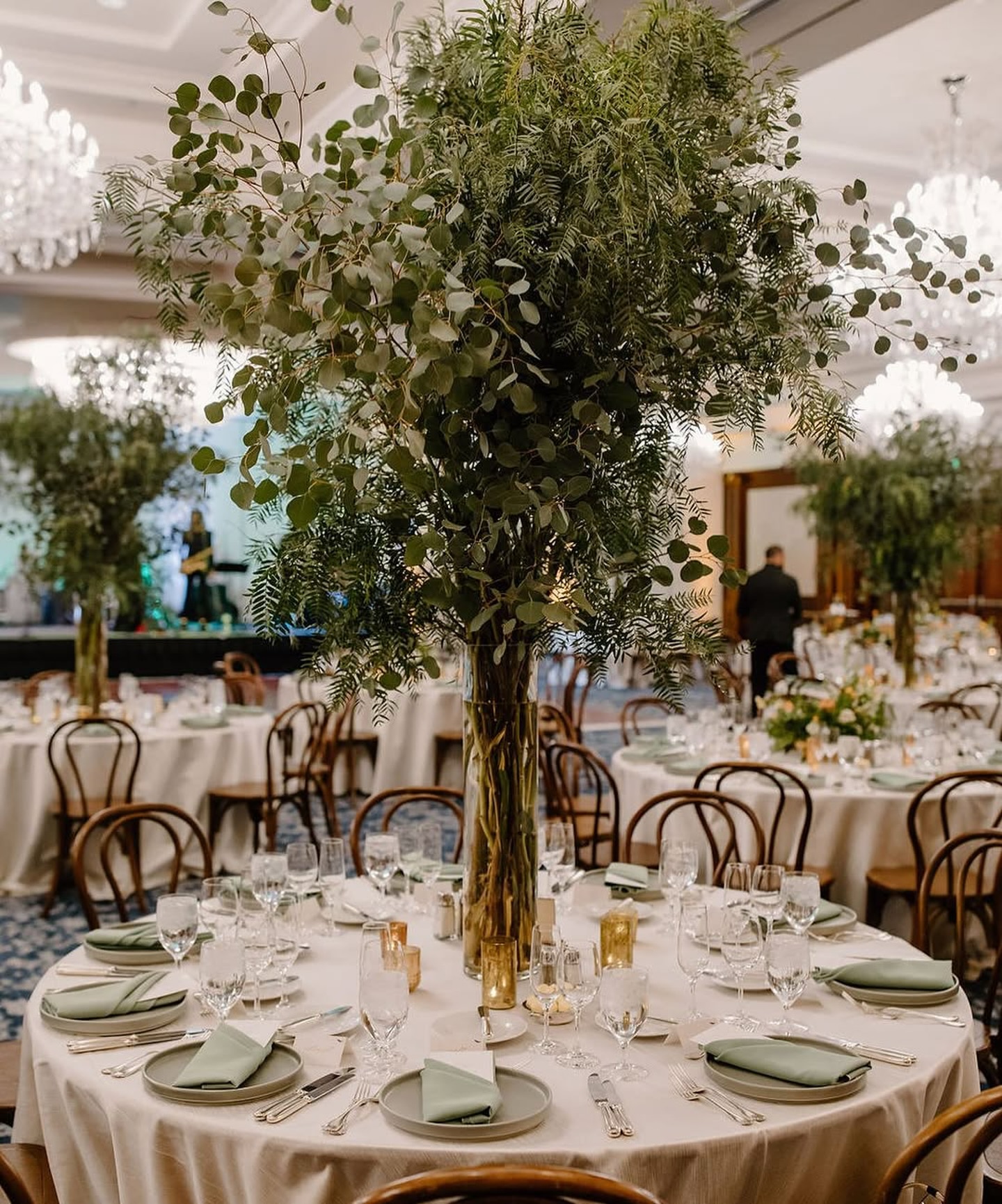 A masterclass in elevated greenery 🌿
This event embraced scale and texture with towering eucalyptus arrangements, a soft neutral palette, and tables set to perfection. Understated luxury, executed flawlessly.
.
.
.
Planning and Design @deannanashevents
Floral Design @thelittlebranch
Photography @edithhoganphotography
Rentals @lapinataparty
Lighting @inthemixevents
Videography @heylovebrain
Band @debois_entertainment
Photo Booth @wecaptureevents
Venue @fswestlake
Beauty team @teddi.prior @themodernmakeupartistt