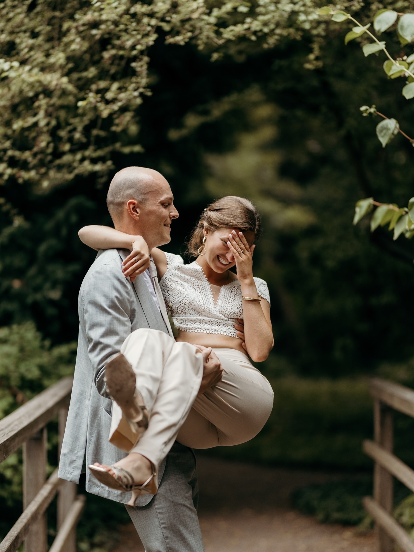 Pieter & Isis ๐
Alweer 2,5 week geleden vond dit prachtige huwelijksfeest plaats in Rotterdam. Zij zeiden het โja-woordโ tegen elkaar met de Erasmusbrug op de achtergrond, de plek waar ook het huwelijksaanzoek plaats vond. Romantischer wordt het niet, toch? ๐ฅฐ๐ฅบ Het was een dag waarop je de liefde echt kon voelen: door vele liefdevolle speeches, mooie woorden en een knaller van een geรฏmproviseerde openingsdans๐ฅ.
Wat een dag, volop genoten!
#byemilyvisser #bruidsfotograaf #bruidsfotografie #bruidsfotograafamsterdam #bruidsfotograafrotterdam #erasmusbrug #trouwfoto #trouwfotografie #trouwfotograafnederland #trouwfotograafnoordholland #wijgaantrouwen #wijtrouwenin2026