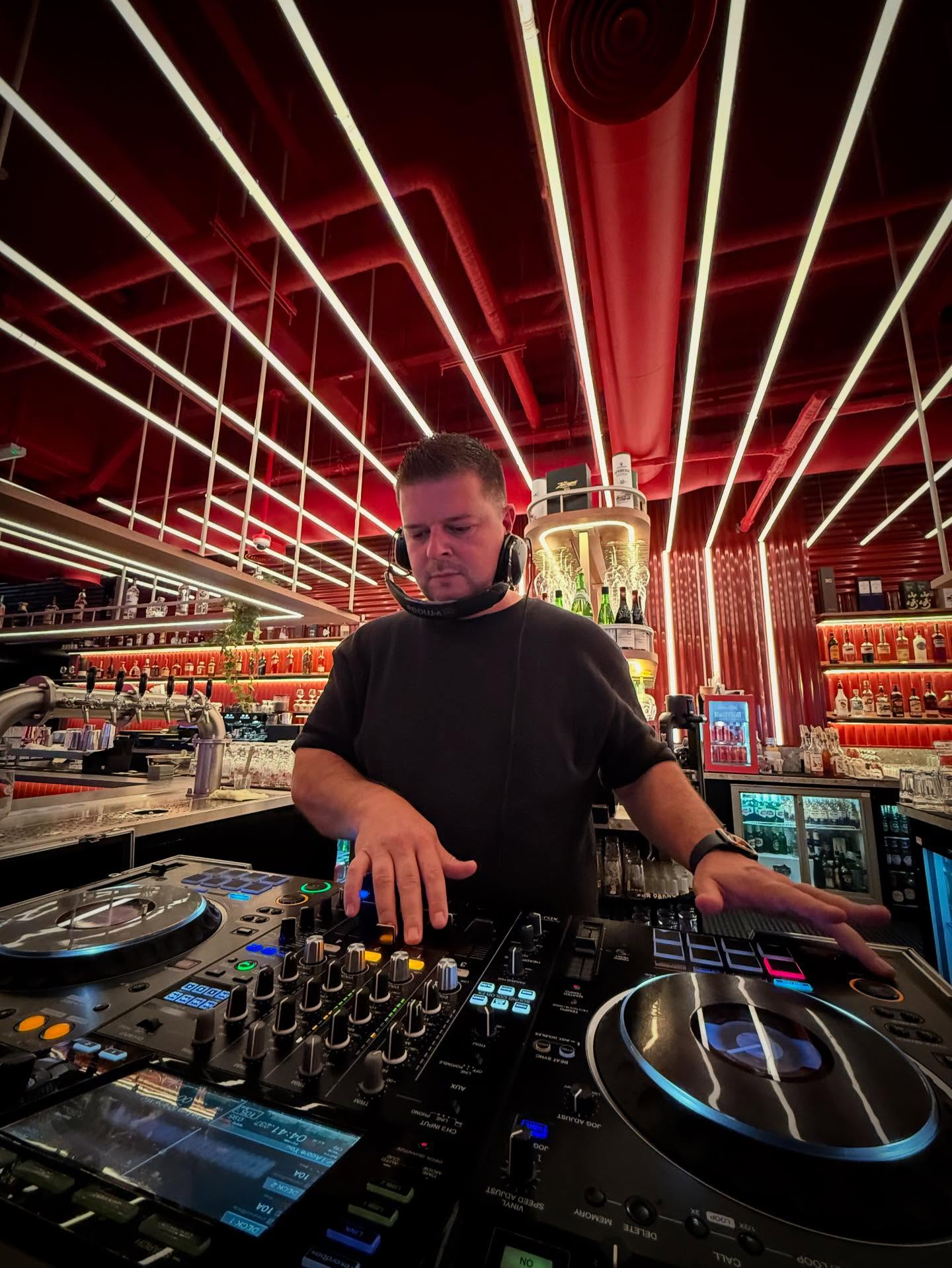 Catch me tonight at @cargodubai for the Ladies’ Night 🥳🎧
#dj #dubaidj #dubaientertainment #dubainight #dubainightlife #dubaiparty