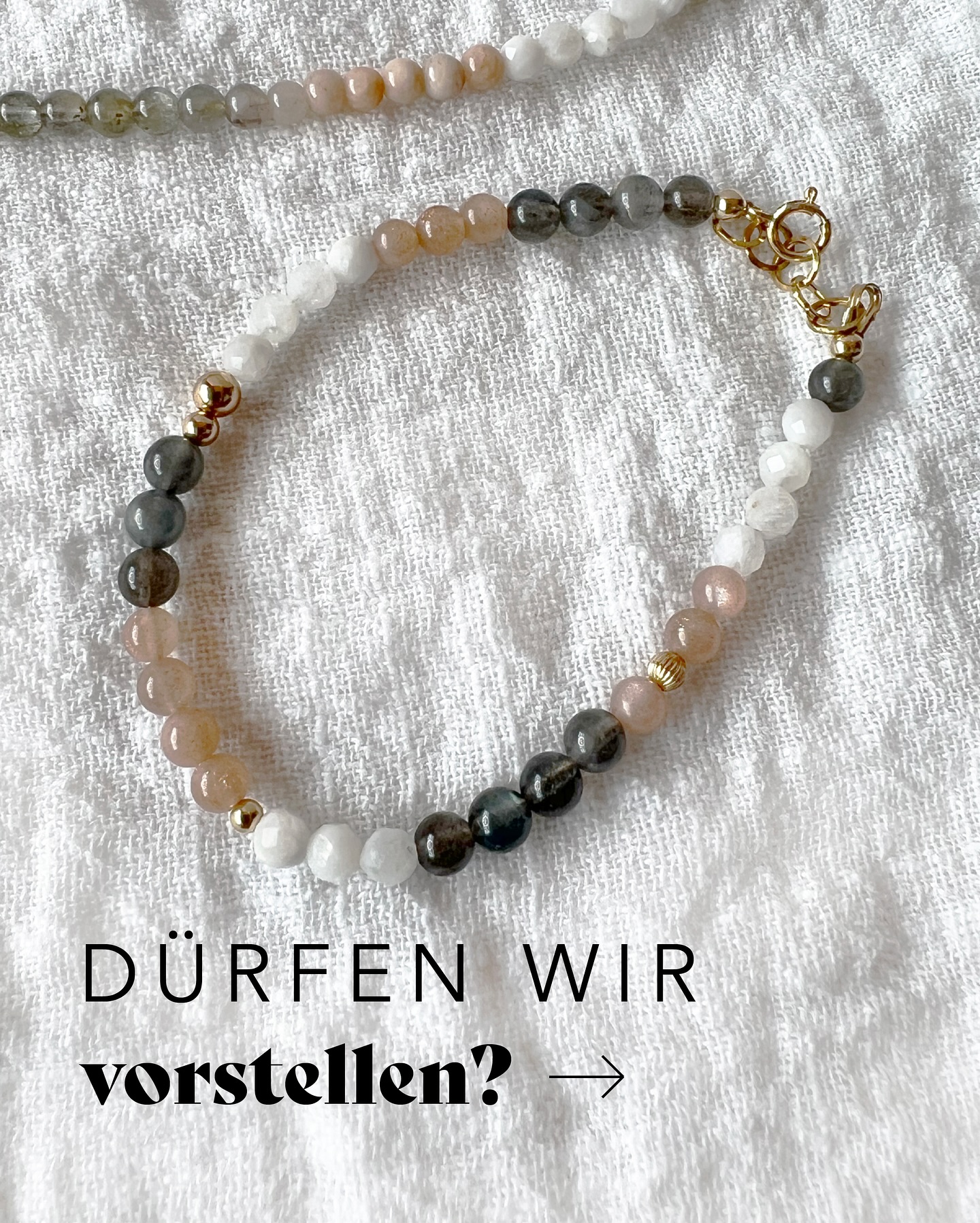 Unsere Laya verbindet schimmernden Mondstein mit kraftvollem Labradort und würmendem Sonnenstein ☀️
Von allem etwas dabei - und dabei noch so hübsch! 🤫
#manuka #manukagifts #laya #jewelry