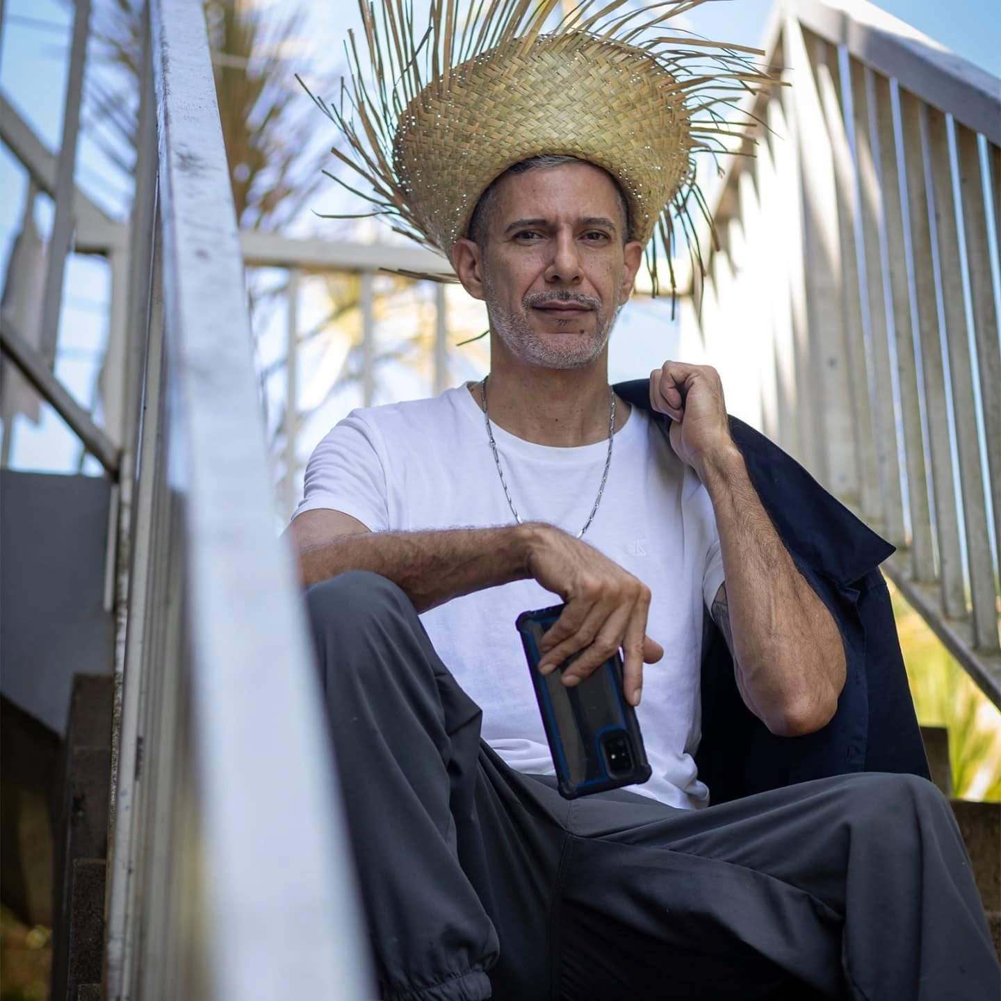 Este sombrero no es un sombrero: es historia. Mientras algunos borran su pasado y se olvidan de Puerto Rico para caer bien en otro lado, yo lo llevo con orgullo jíbaro y celebro lo que soy.🇵🇷