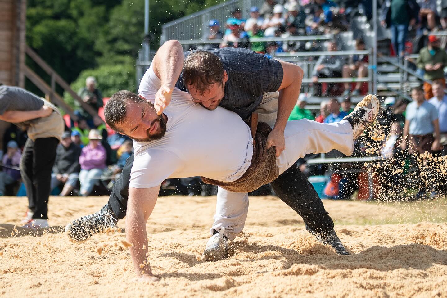 Spannendes Fest auf dem Weissenstein! Fabian Staudenmann besiegt im Schlussgang seinen Verbandskollegen Michael Moser und gewinnt auf dem Solothurner Hausberg zum zweiten Mal nach 2023. Christian Biäsch (Bild 1) gewinnt drei Gänge und verpasst den Kranz um einen Viertelpunkt. Der zweite teilnehmende Bündner, Marc Jörger (2,3), erreichte leider den Ausstich nicht.
Zu erwähnen ist auch die starke Leistung und der zweite Rang von BüGla-Sieger Curdin Orlik (4 im Duell mit Werner Schlegel). Bericht und Rangliste auf hosalupf.ch!
📸: Lorenz Reifler
#Schwingen #Tradition #Graubünden #Solothurn #Weissenstein