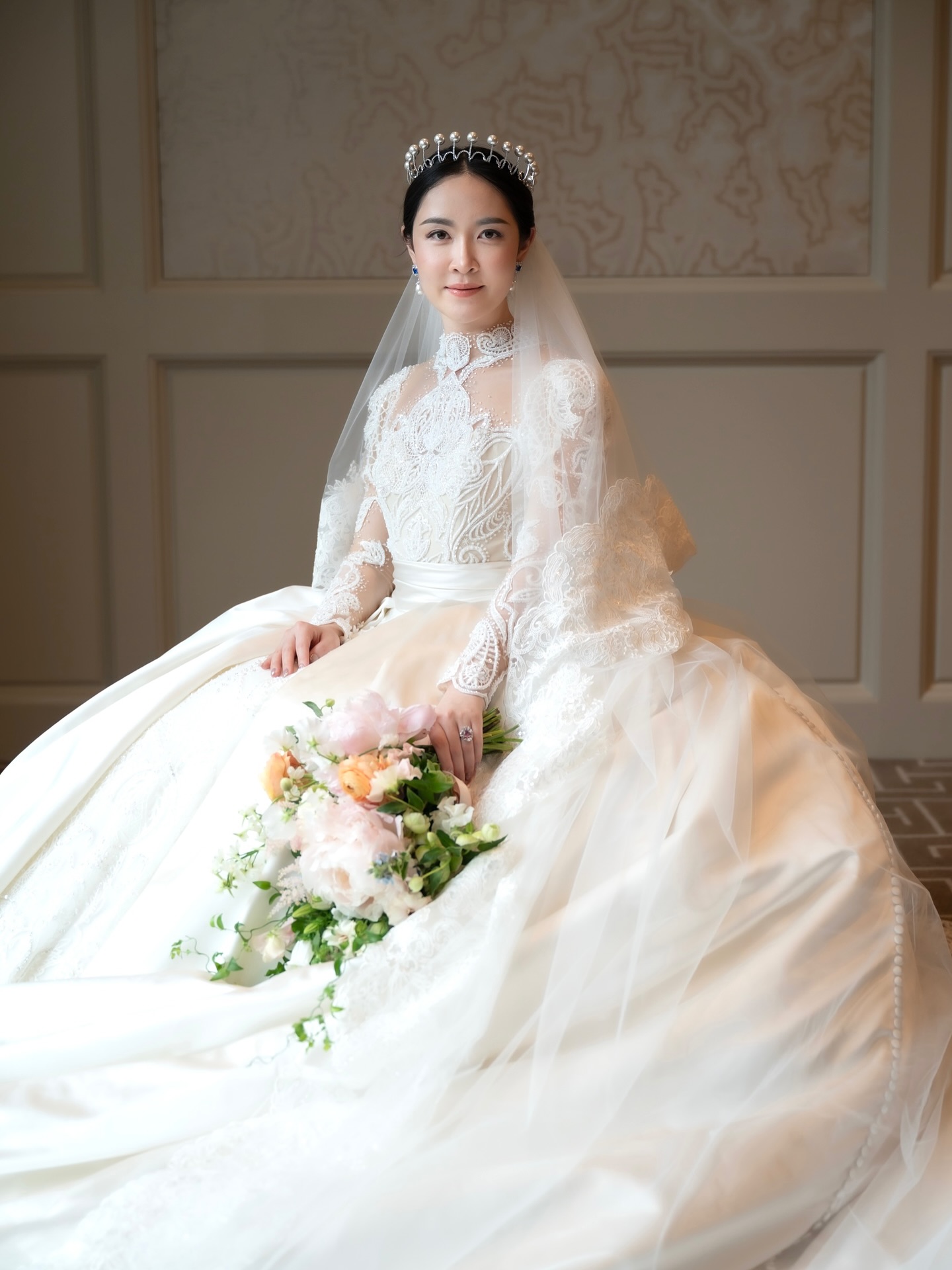✨ A timeless day at the Four Seasons ✨
Jennifer was pure elegance 🤍 From the delicate lace on her gown to her pearl crown and soft, glowing glam! It was such a dream to be part of this stunning celebration. Still not over how radiant she looked!
📸 @gigidemanio
Event planner @stoneeventplanning
Flowers @tableandtulip
Bride @jennsimadasilva
Hair&Makeup @makeup_by_minah .
.
.
.
.
.
#FourSeasonsWedding #ElegantBride #bridalglam #luxuarywedding #MinahCamposBeauty #asianmakeupartist #weddinginspo