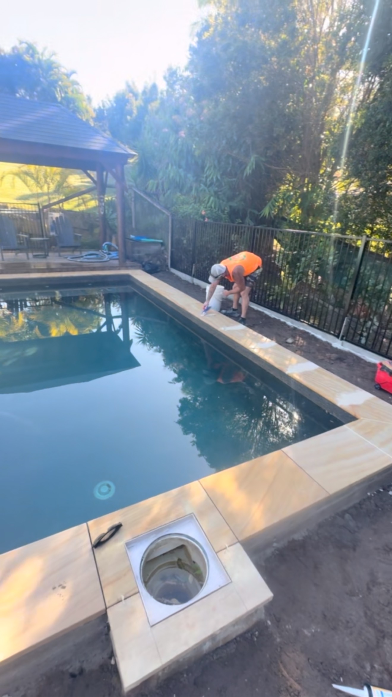 Hard to believe this was just dirt a few days ago ๐ทโโ๏ธ
Youโve seen the boys in actionโnow hereโs the result. Clean edges, crystal water, and a backyard thatโs almost ready for summer.
The best part? Itโs work done by JMH Landscapes amazing team.