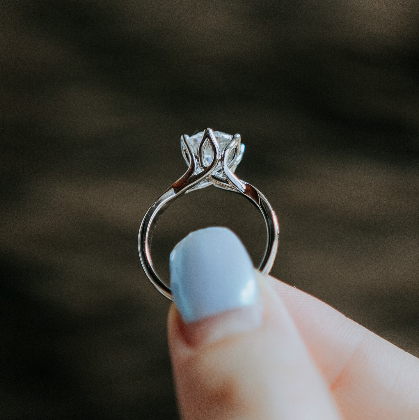 Delicate. Elegant. Dreamily detailed.
Let your prongs do more than hold the stone—let them tell a story.
This lotus-inspired design wraps your gem in graceful curves, creating a setting as timeless and unique as your love.
📍Greyscorff, Glomac Galeria, A-2-9, Jalan 26a/70a, Desa Sri Hartamas, 50480 Kuala Lumpur, Wilayah Persekutuan Kuala Lumpur
📞 Call/Whatsapp: 019-388 8187 wa.link/6fhwqy
🌐 www.greyscorff.com
#customisedjewelry #customisedring #engagementring #weddingmalaysia #diamond #labgrowndiamond #labdiamond #customring #igi #gra #engagementring #engagementmalaysia #weddingbands #finejewelry