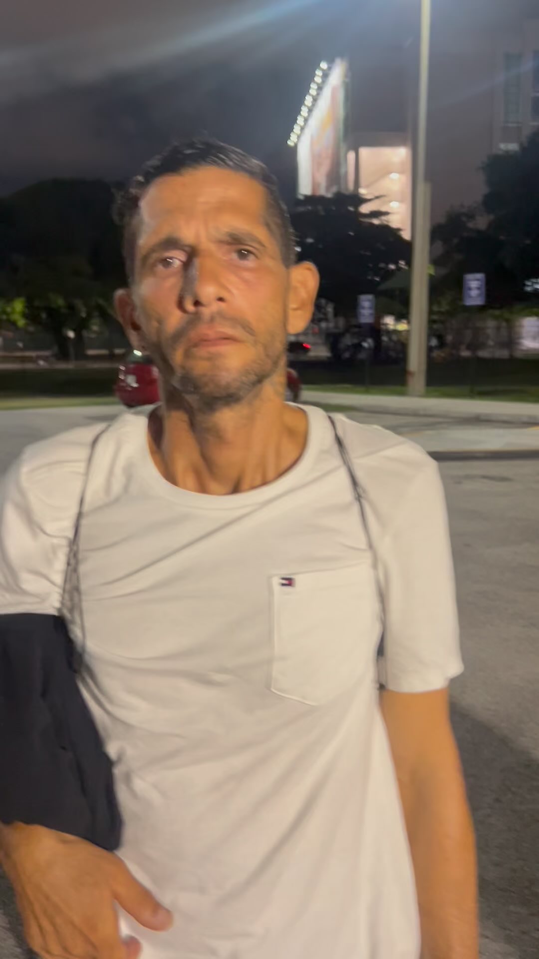 Alex! Otro que salió el fin de semana. Estaba flaco, desbaratado y no podía más. Y pidió ayuda. Y el destino nos cruzó. Hoy está en el hospital empezando su camino de sanación. Nos tocó el corazón a todos. Con los ojos tristes pidió su oportunidad y la tuvo. Se la merece Vamos que se puede! Fuerza Alex! #homeless #endinghomelessness #hermanosdelacalle #invisiblepeople #recovery