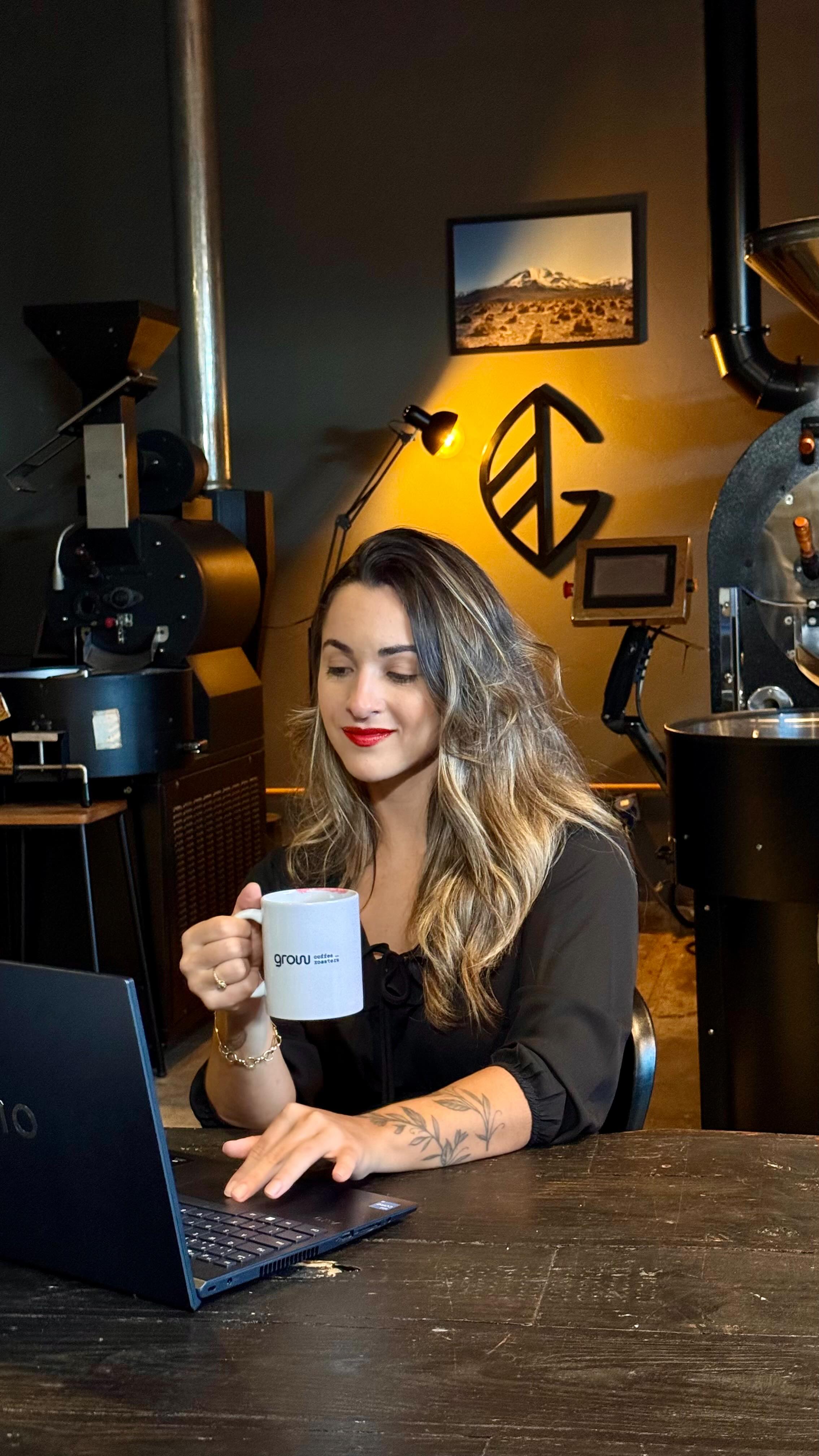 Durante a correria do dia a dia, é fácil deixar de lado pequenos momentos de autocuidado. Por isso, hoje quero convidar você a apreciar o café de uma forma diferente. Sentir o aroma, saborear a bebida… tudo isso pode ser um gesto profundo de carinho consigo mesmo.
Como nutricionista focada em saúde mental, eu recomendo os cafés da Grow Roasters. Eles não são apenas uma delícia, mas também vêm com adaptógenos que fazem maravilhas para a mente e o corpo.
Vamos juntos fazer do café mais do que uma pausa, mas um momento de presença e conexão? 🌱❤️
#CaféComIntenção #Autocuidado #SaúdeMental #Nutricao #SaudeMental #cafegrow #biacostanutri