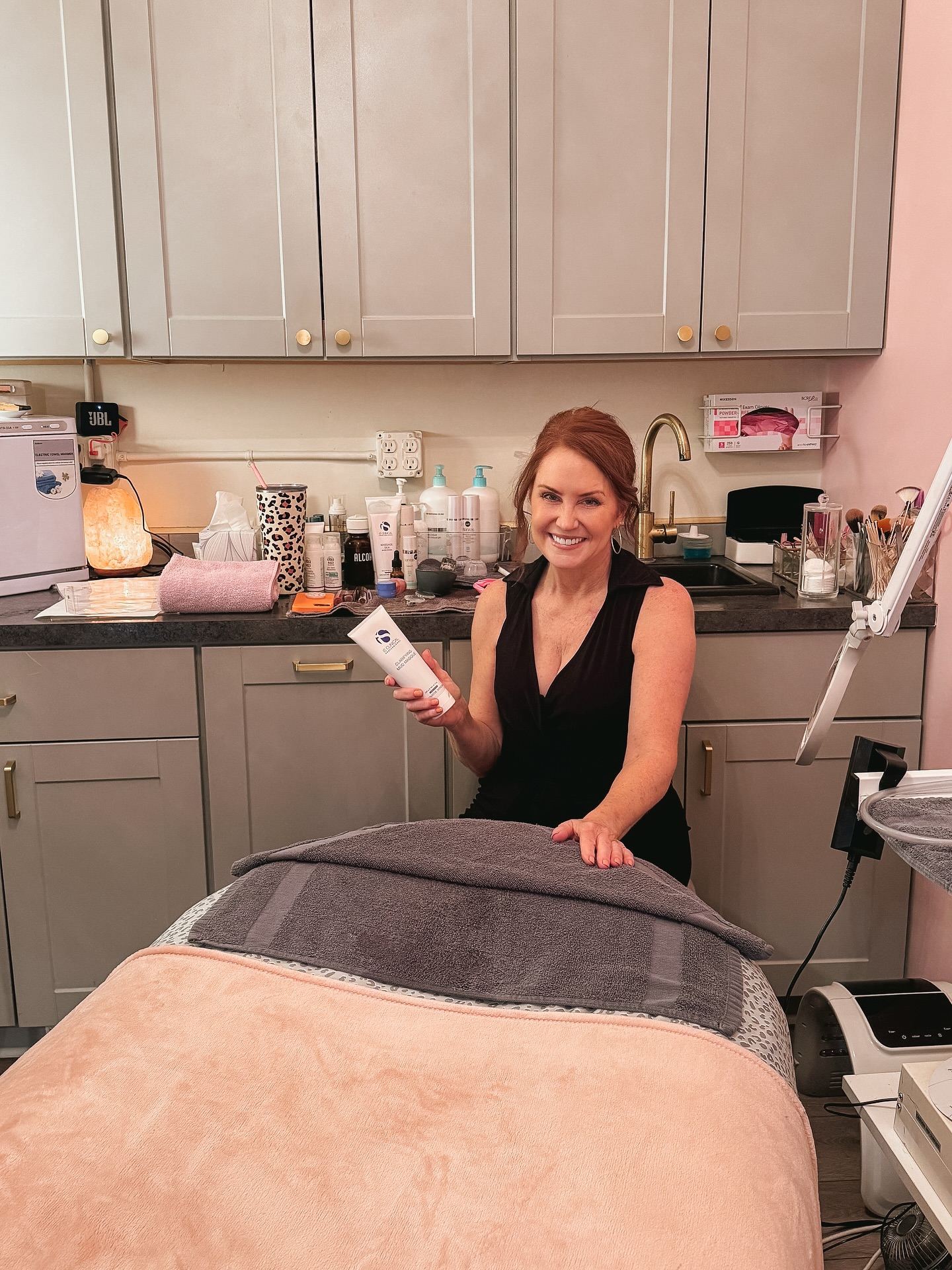 Diane prepping for her fire & ice facial 🔥
This facial is designed to resurface and rejuvenate the skin resulting in brighter, smoother, and a more youthful appearance!
#denvermedspa #denverfacial #denveresthetician #isclinical @isclinical