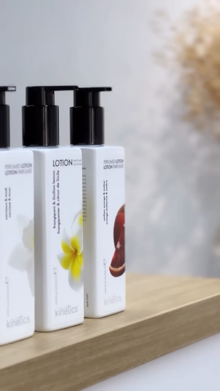 Spoj nege i stila 🤍
____________
Novi brend je tu!
Ono što sam odmah probala jesu kreme koje mirišu par sati nakon manikira, utisak koji popravlja dan 🥹
Sve proizvode možete pronaći na sajtu prokozmetika.rs🫶🏻
@kineticsnailsystems @neonail_serbia