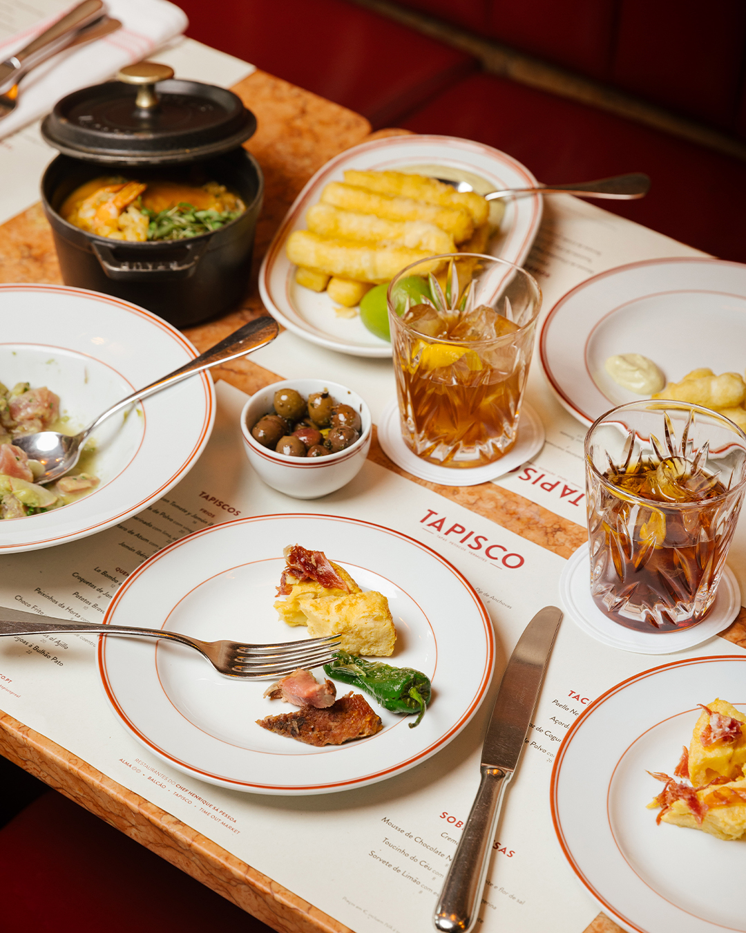 No Tapisco, celebramos o que nos une: experiências vividas sem pressa e sabores que sussurram histórias. Entre Portugal e Espanha, cada prato e cada copo desenham uma viagem sem fronteiras, onde o prazer é sempre o destino.
--
At Tapisco, we celebrate what unites us: unhurried experiences and flavors that whisper stories. Between Portugal and Spain, each dish and each glass takes you on a journey without borders, where pleasure is always the destination.