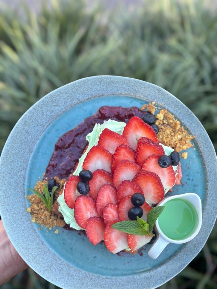 🍓🌿 Strawberry Pandan French Toast has entered the chat.
This isn’t your average French toast—it’s a flavour-packed celebration starring our strawberry custard-soaked brioche, topped with:
💚 Pandan mascarpone
🍓 Strawberry compote + fresh strawberries
🍪 Biscuit crumble
💫 And a generous drizzle of pandan creamflow
Made with pandan—a fragrant Southeast Asian leaf with natural hints of vanilla, coconut, and almond—this dish is sweet, creamy, and totally unforgettable.
📍 Now on the menu at Naked Brew. Dessert for breakfast? Always.
#StrawberryPandanFrenchToast #BrunchWithAStory #NakedBrewCafe #PandanMagic #FrenchToastDreams #SydneyEats #DogFriendlyCafe #Pandan #frenchtoastreimagined