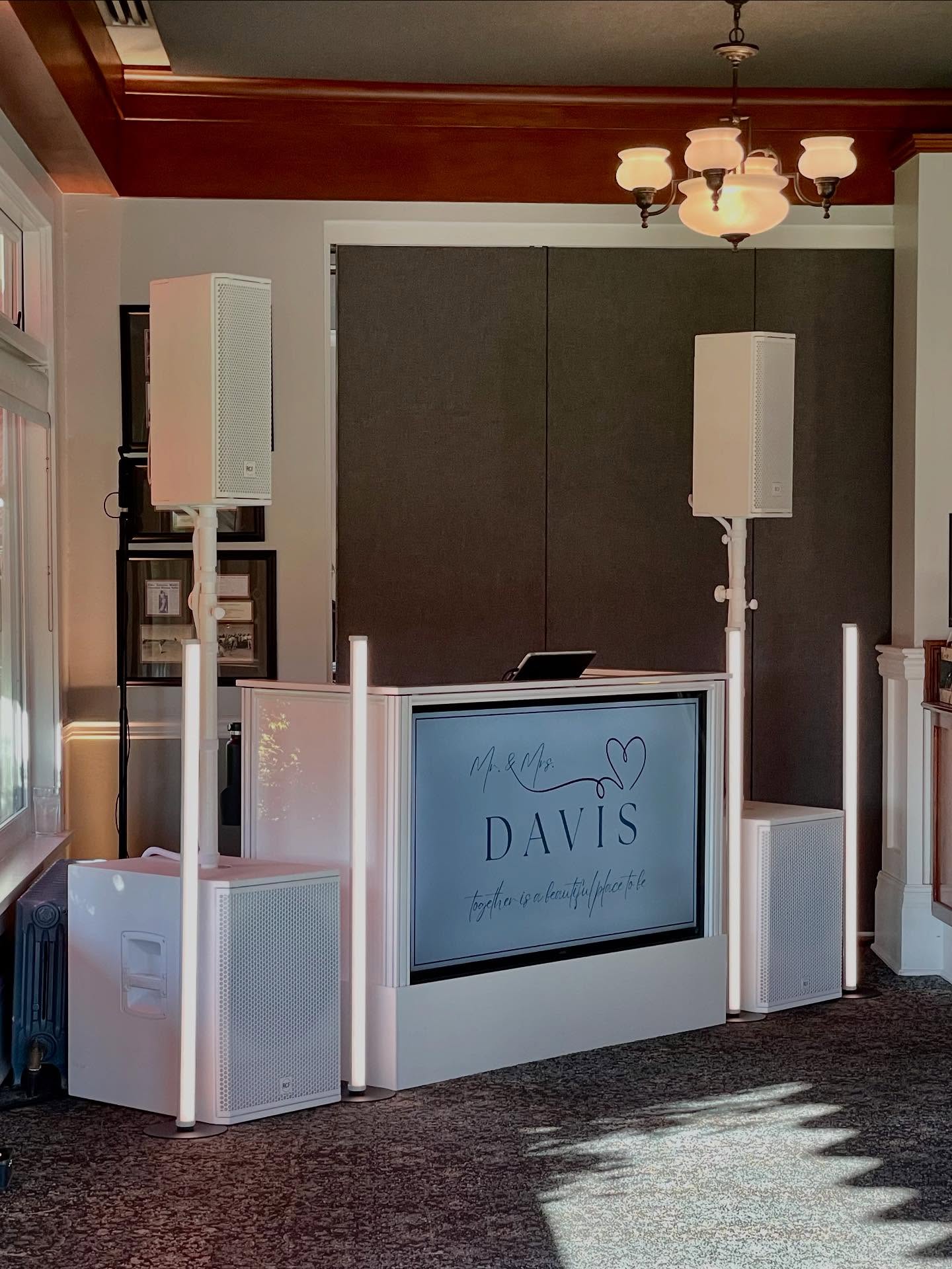 Here is a recent wedding reception I did at the @victoriagolfclub. No sit-down dinner; just cocktails, speeches, and party time! 🙌🏻
I had my DJ booth, sound system, and lighting in the bar / dance floor area, with a few uplights in the adjoining room, set to a nice warm white for people who wanted to chill out at the tables.