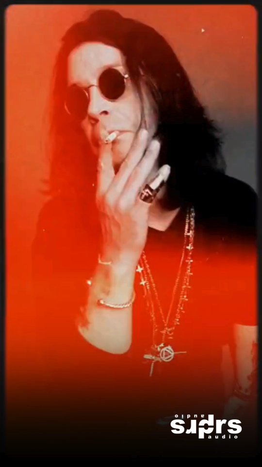 🖤 Hoy despedimos a Ozzy Osbourne, el eterno Prince of Darkness, fallecido a los 76 años.
Voz de Black Sabbath, pionero del heavy metal y figura icónica de la música y la cultura popular.
🎤 Con himnos como Paranoid, Iron Man y Crazy Train, Ozzy dejó una marca profunda en la historia del rock.
Ganador de múltiples premios, fundador del Ozzfest, y hasta estrella de reality con The Osbournes, su influencia va mucho más allá de los escenarios.
Su último show con Black Sabbath fue en Birmingham, cerrando el círculo donde todo empezó.
Después de cinco décadas de carrera, se apaga una voz… pero el grito queda.
💬 ¿Cuál es el tema que siempre vas a recordar de Ozzy?
#OzzyOsbourne #RIPOzzy #BlackSabbath #HeavyMetal #LeyendaDelRock