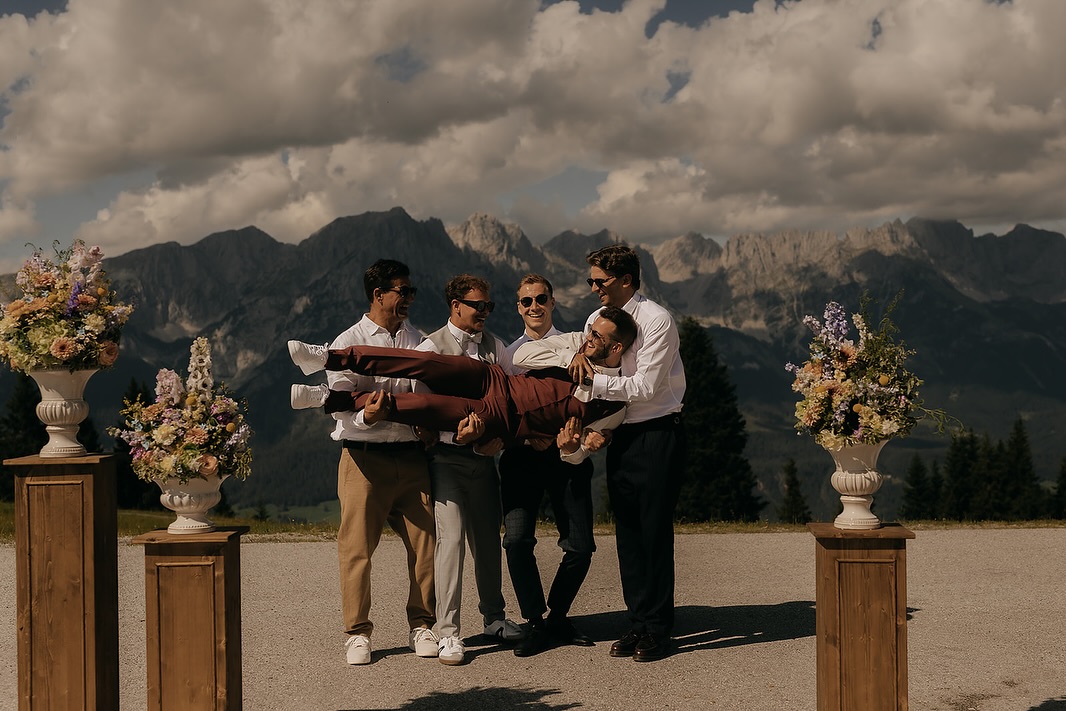 Eine Hochzeit wie aus dem Bilderbuch 💍 und ein Team, das nicht nur im Business zusammenhält.
Glückwunsch zur Liebe des Lebens! 💚
@fabianeisenmann 🤵🏽♂️👰🏽♀️ @lena_eisenmann_
#hochzeitmitaussicht