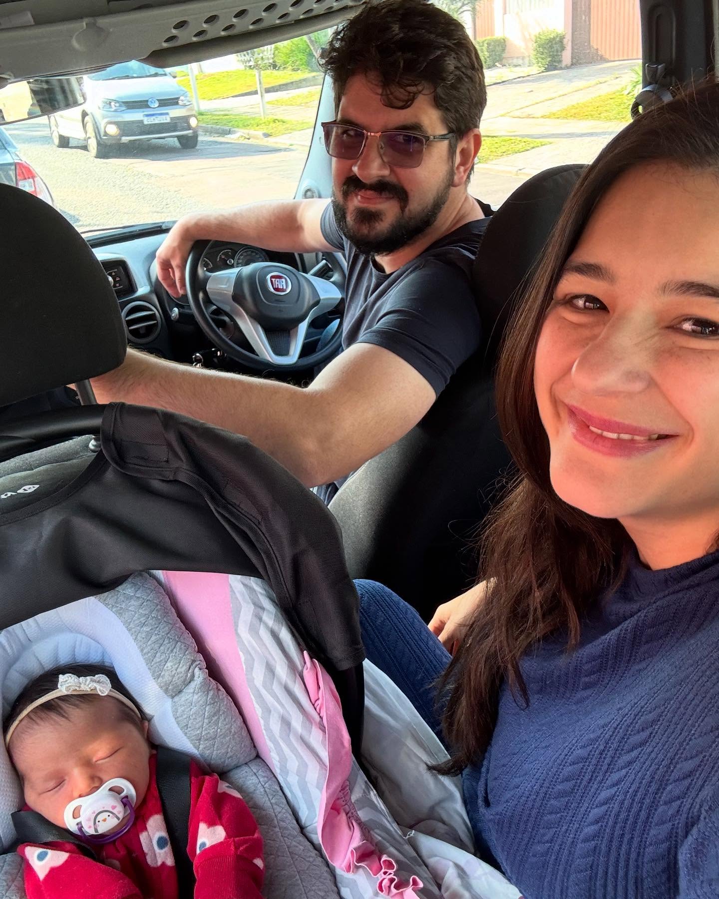 “Dou graças ao meu Deus todas as vezes que me lembro de vós.”
— Filipenses 1:3
Hoje, saindo da maternidade com nosso quinto filho nos braços, esse versículo descreve bem meu sentimento.
Penso em você, amor… e meu coração se enche de gratidão. Você esteve ao meu lado em cada nascimento, em cada noite mal dormida, em cada dúvida e cansaço.
Mas também esteve em cada sorriso, cada abraço silencioso, cada “vai ficar tudo bem” que me deu força quando eu mesma não sabia se daria conta. Como Deus foi bom comigo ao me confiar você! Seu amor é leve, firme e inteiro. Seu companheirismo é um carinho constante de Deus pra mim.
Obrigada, meu amor, por ser meu chão quando tudo balança. Obrigada por me amar nas minhas forças e nas minhas fraquezas.
Obrigada por viver essa missão de formar uma família comigo, com tanta entrega e dedicação.
Você é o meu Filipenses 1:3.
E eu agradeço a Deus por isso todos os dias.
Não sou muito de me declarar pelo Instagram, mas hoje senti uma vontade imensa de gritar pra todo mundo como sou grata por você. Te amo!
Inspiração do post: @laurapadilhaparteira
Fotos: 2 e 3 parto da Estela pelas lentes da @suufotos