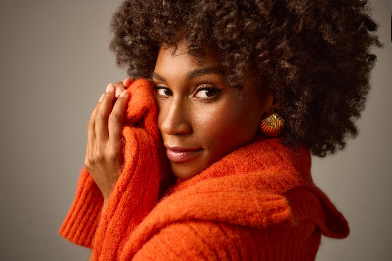 Wrapped in warmth and confidence ✨
Soft, radiant glam that enhances her natural beauty, paired with bold texture and cozy, rich tones
⚜️ 📸 by @warnerpault
⚜️ Model @gabrielle_g @maggieagency
⚜️ Styled by @abbybrenc
⚜️ Hair&Makeup by me @makeup_by_minah
⚜️ @anchorartists
.
.
.
.
#beautyeditorial #fashioneditorials #fashionmodel #editorialphotographer #bostonmakeupartist