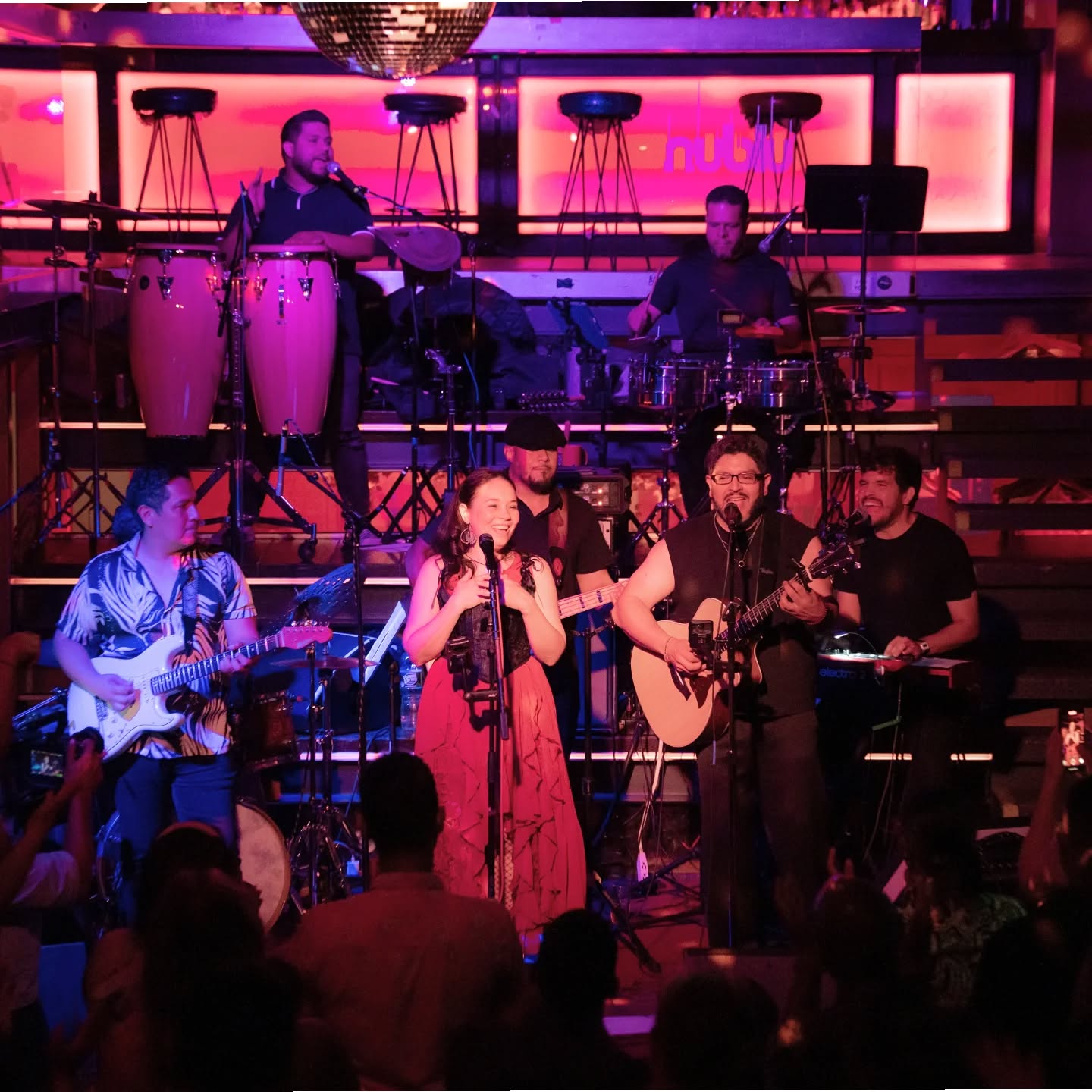 ¡Llegaron las fotos del Show! 🎉
Ya ha pasado una semana y empiezan a llegar los registros de lo que fue el Album Release Party en @nublunyc
📸 Las fotos son de @william_sapienta
A quienes vinieron queremos decirles:
🫂 ¡Gracias por celebrar con nosotros! 🫂
Nos acompañaron en escenario ‘Lo podere’:
🎸 @carlos_chong7
🎹 @stjamz
🎸 @gonz_bass
🪘 @sebasddrumsofficial
🪘 @arturopenamusic
🥁 @ruben_coca_drums
@djultraviolet nos puso a bailar antes y después del show 💃🏻🕺con un set mortal que mezcla lo clásico y lo contemporáneo.
GRACIAS GRACIAS GRACIAS
📀AQUÍ AHORA 📀
Un viaje musical que te hará bailar, pensar y sentir 💃💭✨
#aquiahora #mabi #albumrelease #musiclaunch#newmusic #latinmusic #tropicalmusic#LiveMusicNYC #NYCMusic