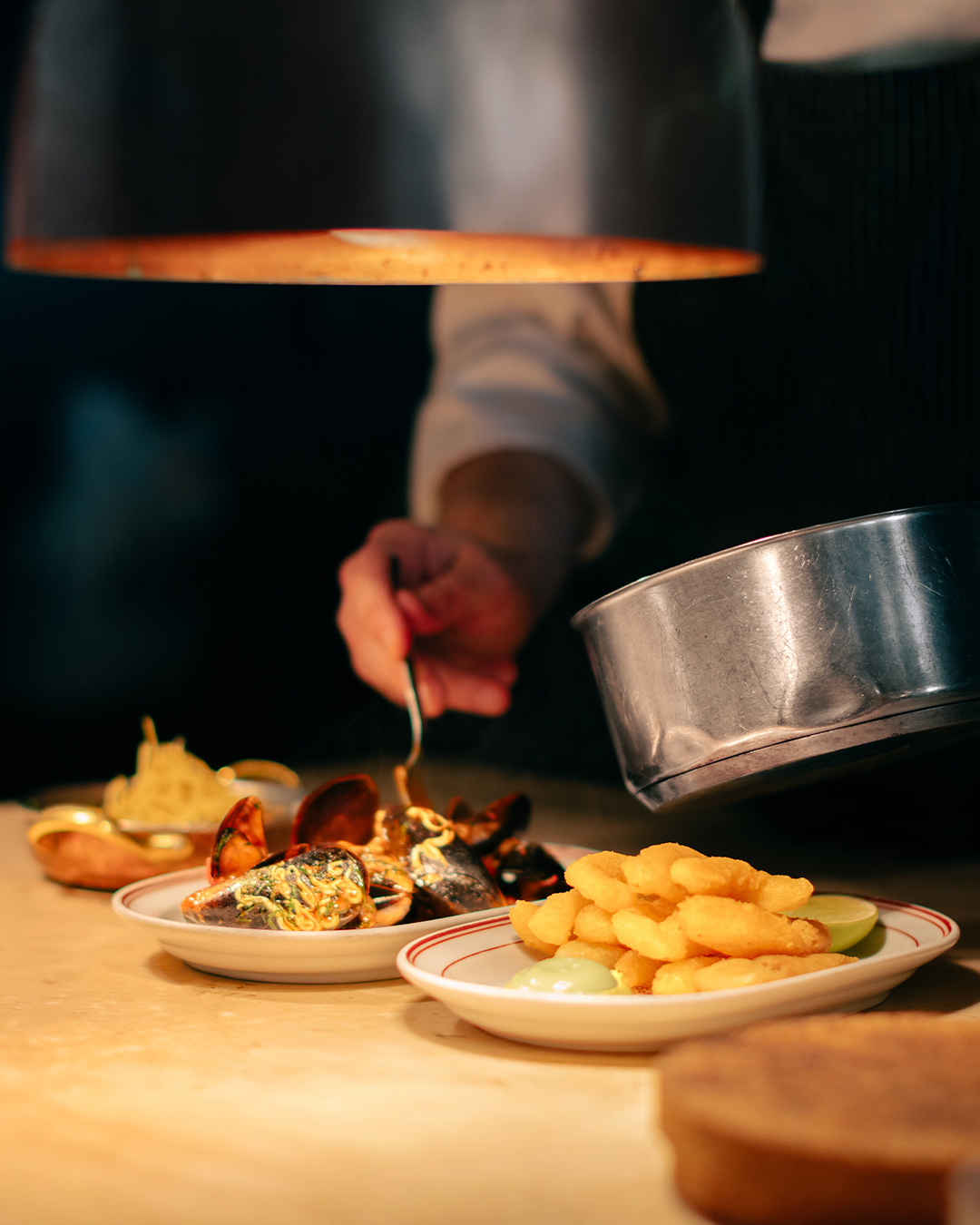 🛎️ Tudo a postos! Choco Frito, Mexilhão à Espanhola e Pica-Pau de Cogumelos. Faça a sua reserva em tapisco.pt e deixe-se levar pelos sabores ibéricos do Tapisco.
--
🛎️ Everything is ready! Cuttlefish Tempura, Spanish-style mussels, and Mushroom “Pica-pau”, Make your reservation at tapisco.pt and let yourself be carried away by the Iberian flavors of Tapisco.