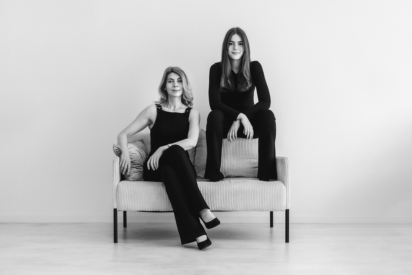 #anyalánya #motheranddaughter #familyportrait #blackandwhitephotography #familyphotography #családifotózás #happiness #hug #hungarianphotographer #hungary #lovemyjob #instahun #tagsforlikes #sonyalpha #sonymagyarorszag #sonya7iv #mik #fotoklub #igershungary #instagood #follow #photooftheday #picoftheday