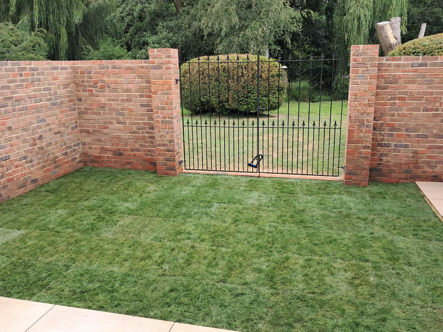 Hot weather has finally allowed us to get this little project wrapped up now the new turf is layed looking really smart and big improvement from what it was. #alderson #building #patio #paving #lawn #turf #wall #brickwork #happycustomers