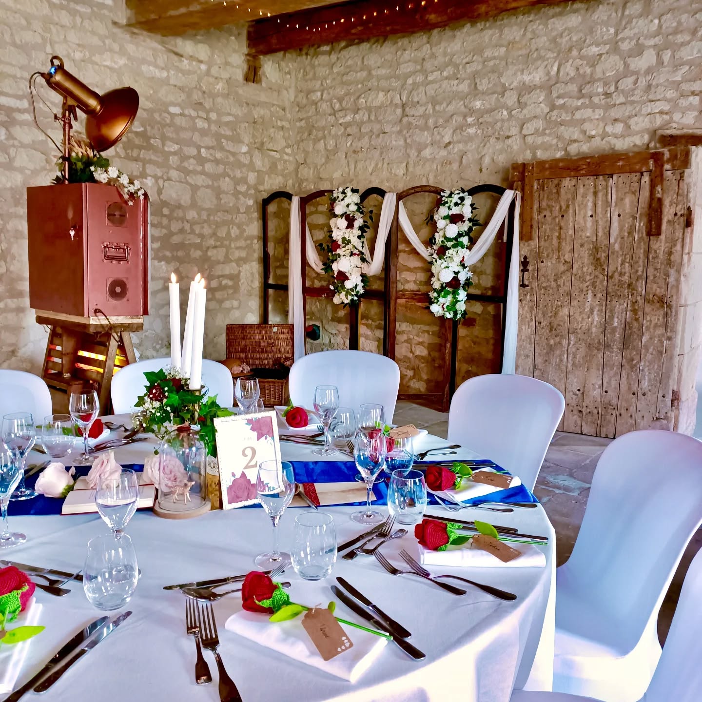 Mariage la Belle & la Bête, avec une touche de chic à la française au magnifique Château de la Barbelinière
#mariageprincesse #mariage #mariagedecoration #thelittlefactory86 #chateaudelabarbelinière #beautyandthebeast🌹 #belleetlabete #domaine #decoeation #salledemariage #chic #mariage2025