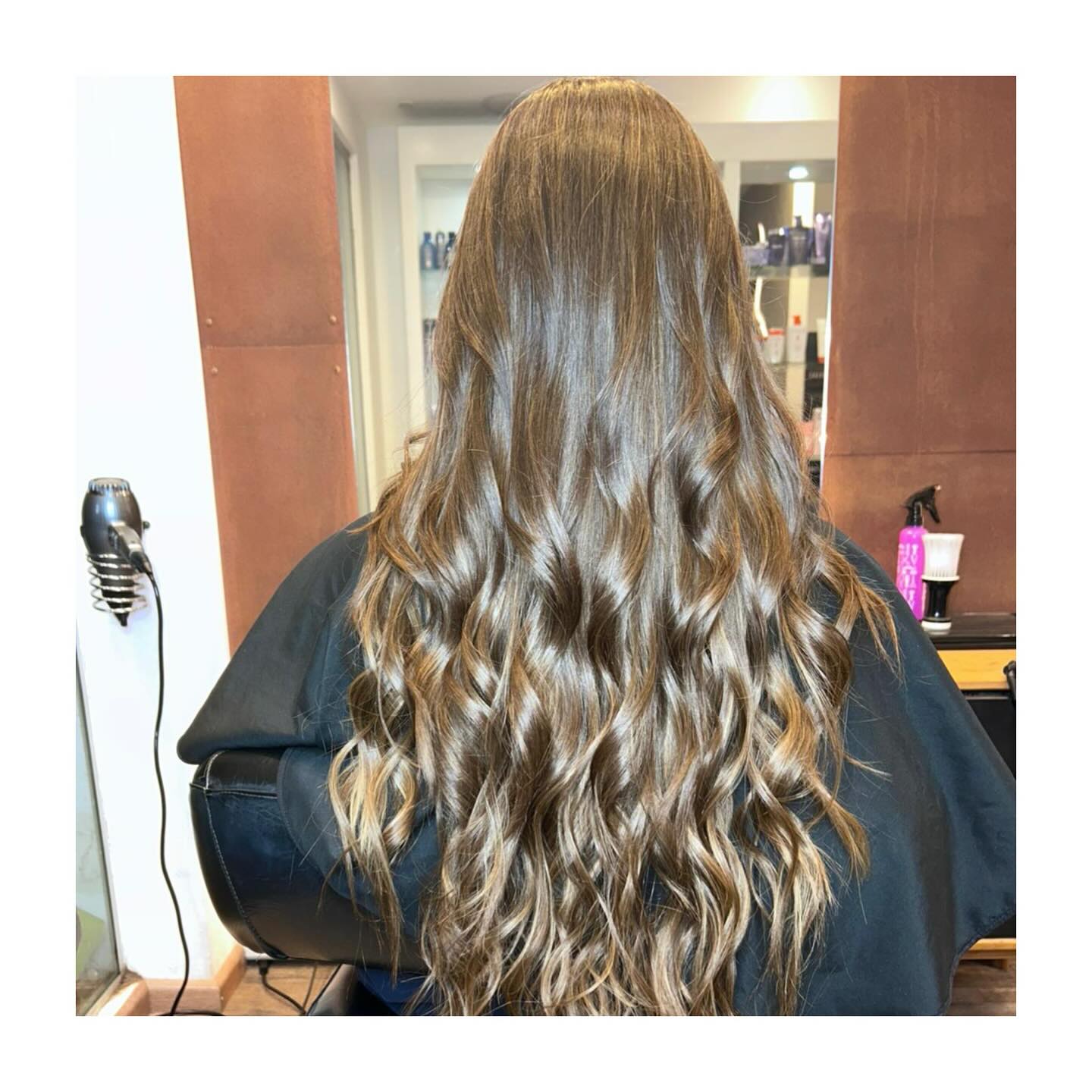 ✨ Iluminaciones suaves que realzan tu belleza natural ✨
Un look lleno de luz, brillo y movimiento, trabajado con técnicas personalizadas y productos profesionales como Redken y Olaplex para cuidar cada hebra 💛
📍 Av. Rivera 6690, loc 1 – Montevideo
📲 Reservá tu turno al 094 011 467
📸 @soleihairprofessional