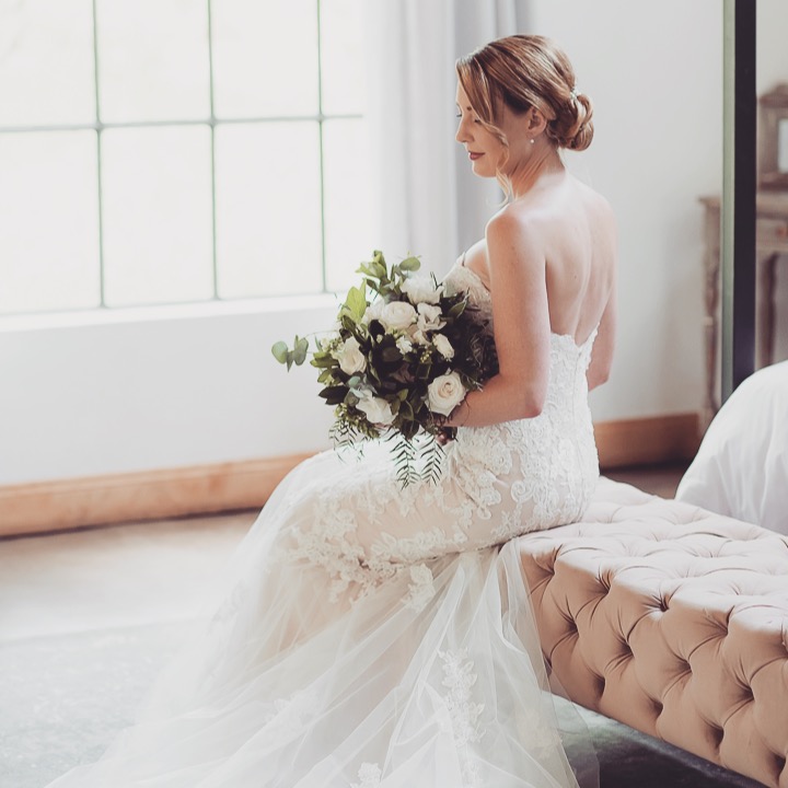 Getting ready, not just for the day — but for a lifetime. Effortless beauty that truly lasts.
Soft curls, glowing skin, and a bold red lip to balance the timeless lace and natural light.
Captured in the quiet, thoughtful moments before she walked down the aisle.
👰♀️ Makeup & Hair: @sarahswoons
#BridalMakeup #SoftGlamBride #ElegantBride #CapeTownMakeupArtist #SwoonMakeup #SomersetWestWeddings #WeddingGettingReady