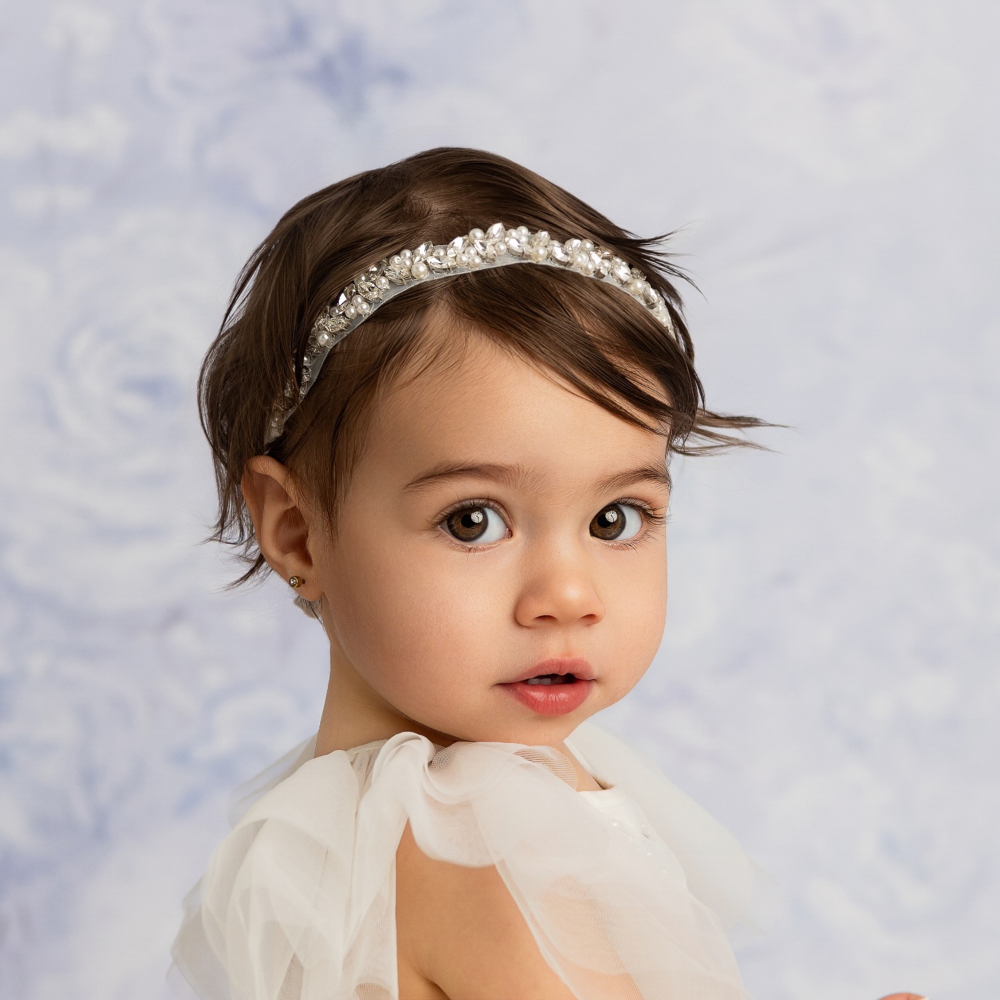 There are moments during a photoshoot when we take a shot and instantly know it’s ✨special✨. One that deserves a place on your walls, that we know is going to be cherished for years. This portrait was one of those, for me, that made me gasp! When do we get to create one for you?? 😏
#tukefamily #orlandofamilyphotographer #winterparkfamilyphotographer #orlandomoms #wintergardenfamilyphotographer #winterparkmoms #pricelessmoment