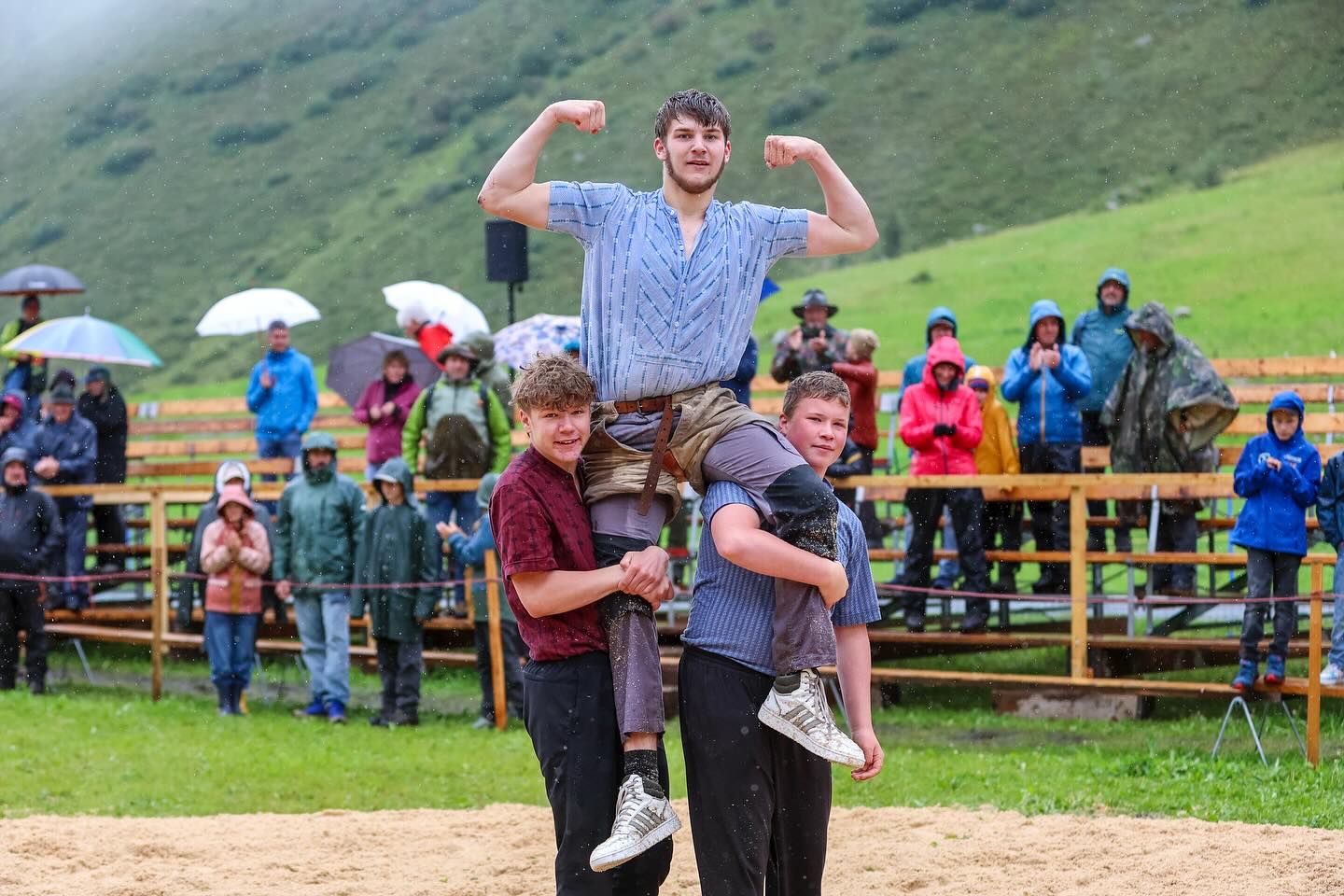 Auf 1‘860 m.ü.M. war’s heute eher kalt und ganztags regnerisch – gleichwohl kam es zu einem sehr gefreuten Sertiger Buebeschwinget. Die 169 Jungschwinger unterhielten das Publikum mit schöner Schwingerarbeit, es war ein toller Tag. Für die Bündner Fadri Locher (Domat/Ems), Mario Zyndel (Maienfeld) und Sämi Moser (Mutten) gab’s Kategoriensiege zu feiern, ein Sieg geht an den Emmentaler Christian Fankhauser. Gratulation! 💪🏽
Bericht und Ranglisten auf hosalupf.ch
📸: Erwin Keller
#Schwingen #Tradition #Graubünden #Davos #Sertig
@gkb.ch @repowerschweiz @baulinkag @walserhuussertig @schwingerverband_davos