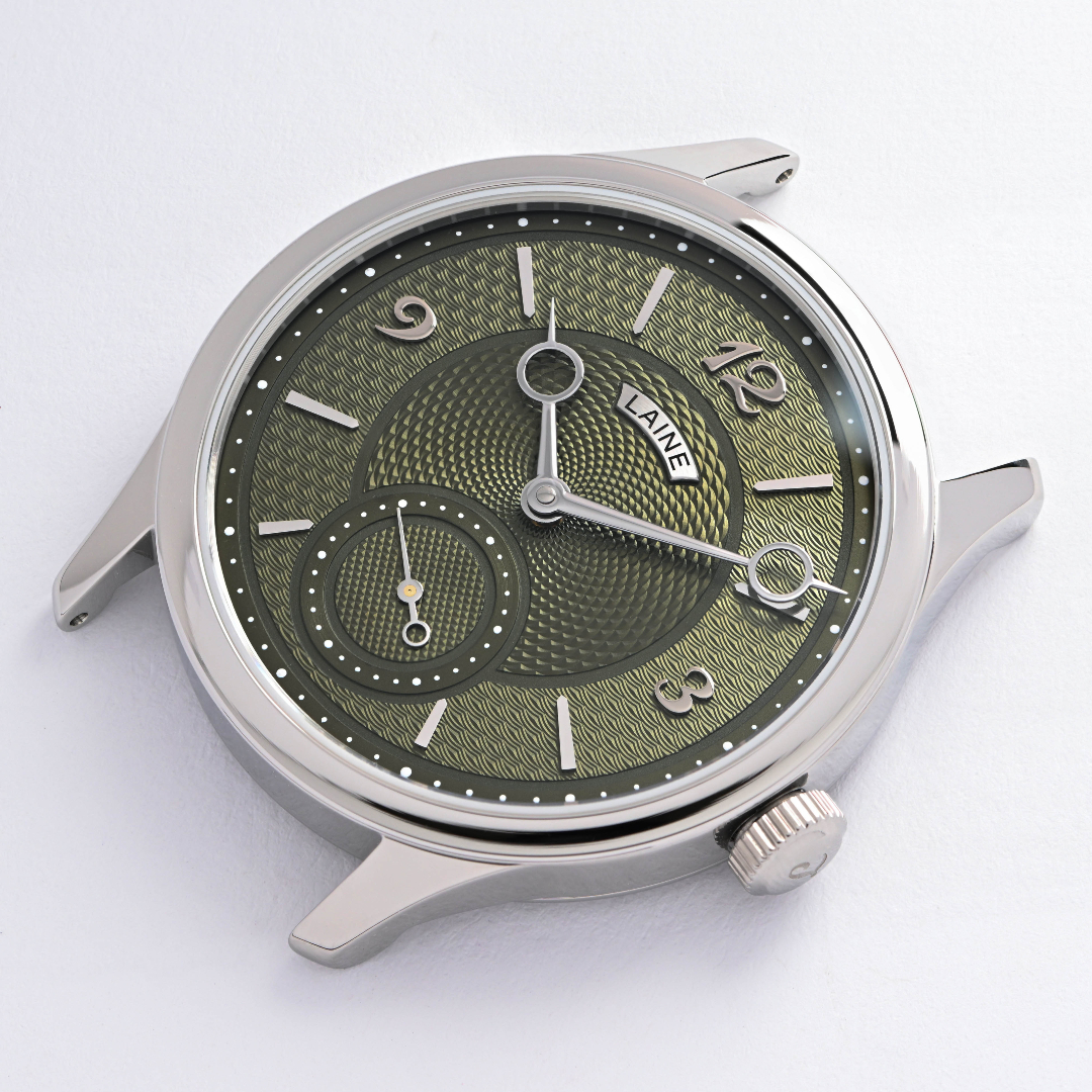 Dark green like a hidden glade, white gold like morning dew. a dial for those who prefer their elegance understated but unforgettable☕🌲
#custommade #bespoke #guilloche #torstilaine #watchfam #lainewatches #watch #microrotor #swisswatches