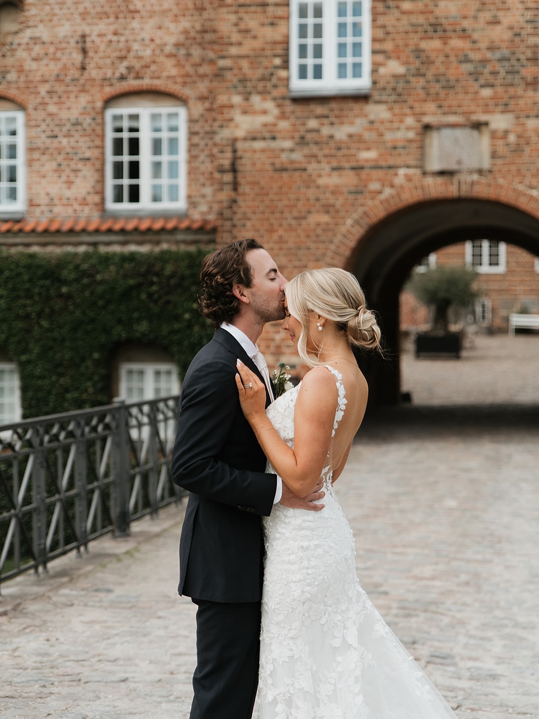 Jeg har sagt det før, og jeg siger det lige igen! 🥹 Det absolut allerbedste mit arbejde har givet mig igennem de sidste mange år, både som mentor, workshop/event host og bryllupsfotograf, er alle de relationer og nye venskaber jeg har fået ud af det 🥹🫶🏻😍🥳
For 2 år siden forevigede jeg Emma og Grants vanvittige smukke bryllup på Holckenhavn. I sidste uge var de på besøg i Danmark fra Californien, og jeg havde dem med i Parken ⚽️🍻🤪
Jeg elsker, elsker, elsker alle de relationer og venskaber mit arbejde har givet mig 😍 100% det bedste jeg har fået ud af mit arbejde ♥️