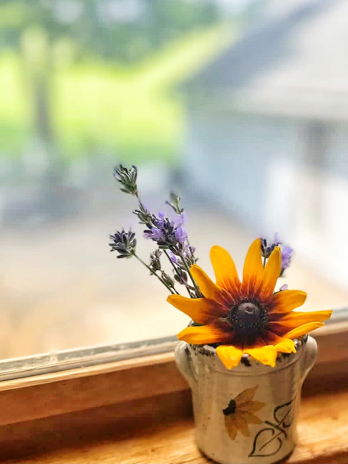 Sunny summer vibes courtesy of a sweet gift from sister to sister 💗
#servebeautifully #heirloomquality #mindfullymade #madebyhand #artisan #rusticmodern #farmhouseinspired #sunflowergift #sunflowerpottery #stoneware #homewares #dinnerware #chooselovely #pottery #potterygifts #PAWildsmade #visitclarioncounty