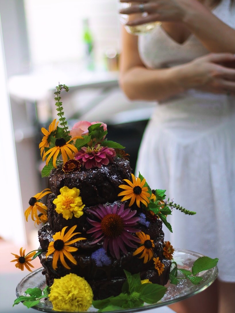 A hippie’s garden flower decorated chocolate zucchini wedding cake ✨💕 Local organic summer vegetables and lovely people. I am a happy gal today 🌏🧡 Congratulations Alesya and Dan!!! 💛✨🥰
Thank you to @sadies_dayss 🤝💪🔪 @nashreba 🔪
@sourland_bread AMAZING focaccia and breads
@chickadeecreekfarm and @jeffsorganicproduce and @terhuneorchards vegetables, @jammincrepes , @scottmorganics flour for making this whole menu possible.