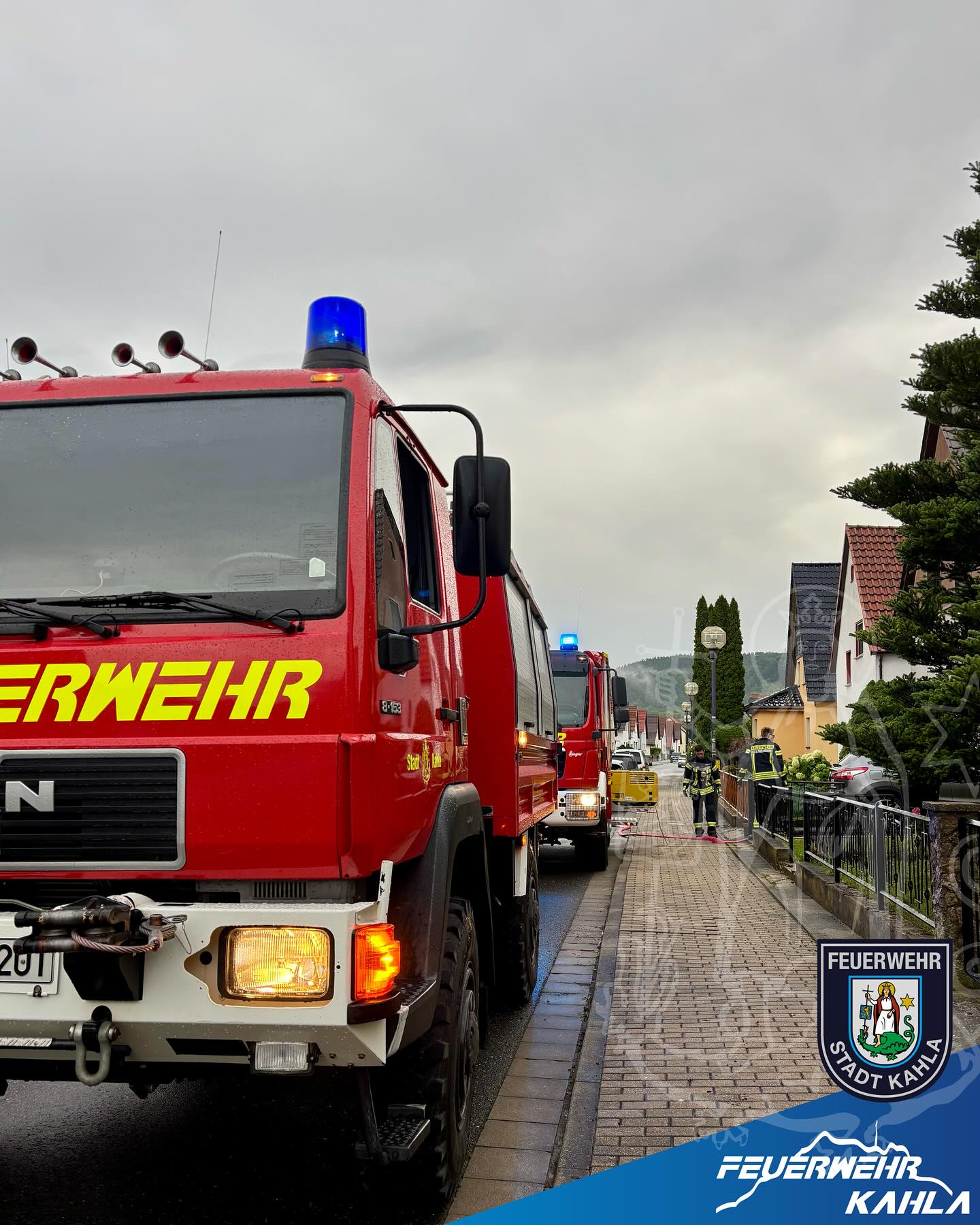 +++ Unwetter Einsätze +++
•
Am Sonntagabend führte ein starkes Unwetter mit heftigem Regen zu zahlreichen Einsätzen für unsere Einsatzkräfte. Zwischen 17:20 Uhr und 23:20 Uhr rückten wir mehrfach aus, um überflutete Keller auszupumpen und Straßen von Geröll zu befreien.
•
#freiwilligefeuerwehr #feuerwehrkahla #imeinsatzfürkahla #unwetter
