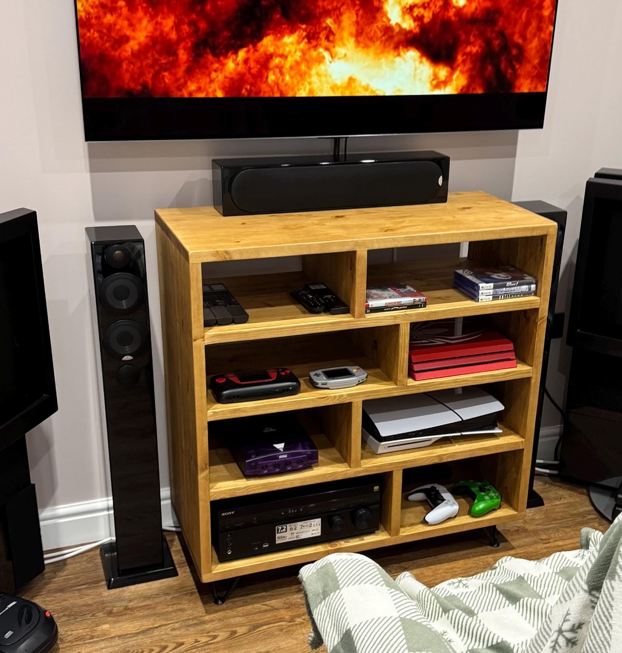 Solid wood storage unit for a gaming room👌.
Just delivered and another happy customer.
#komodafurniture #furniture #vinyl #vinylstorage #handmade #madeinbritain🇬🇧 #woodfurniture #interiordecorating #hifi #solidwoodfurniture #solidwood #furnituredesign #tvunit #recordplayer #instadaily #cdcollection #speakers #gamingsetup #gamingroom