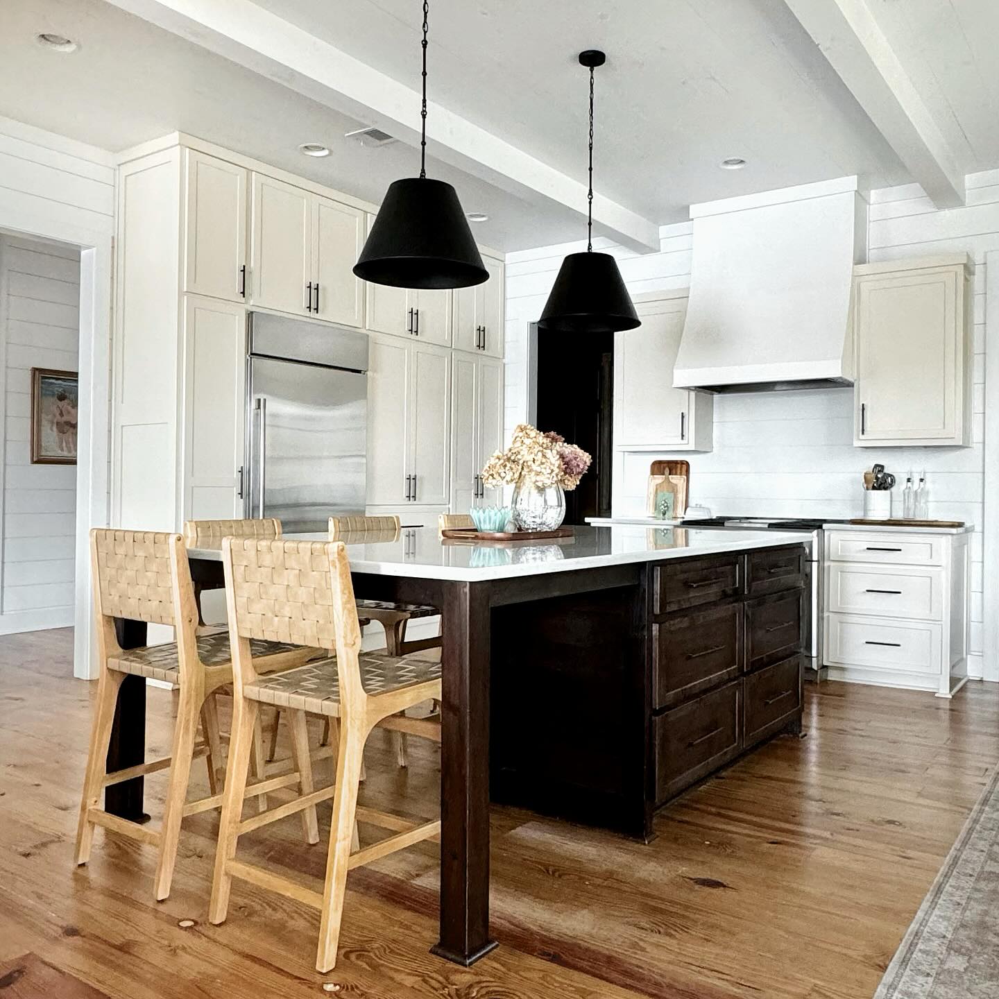 This kitchen features a spacious island that serves as a central gathering point for family and friends. Picture yourselves coming together around this area for games, meals, or simply sharing meaningful conversations. This truly captures the essence of lake living—valuing time spent with loved ones.
#LizCharlesInteriors #LakeMartinDesign #lakemartinliving #lakemartinalabama #CustomHomeDesign #LakesideLiving #LakeMartinLife