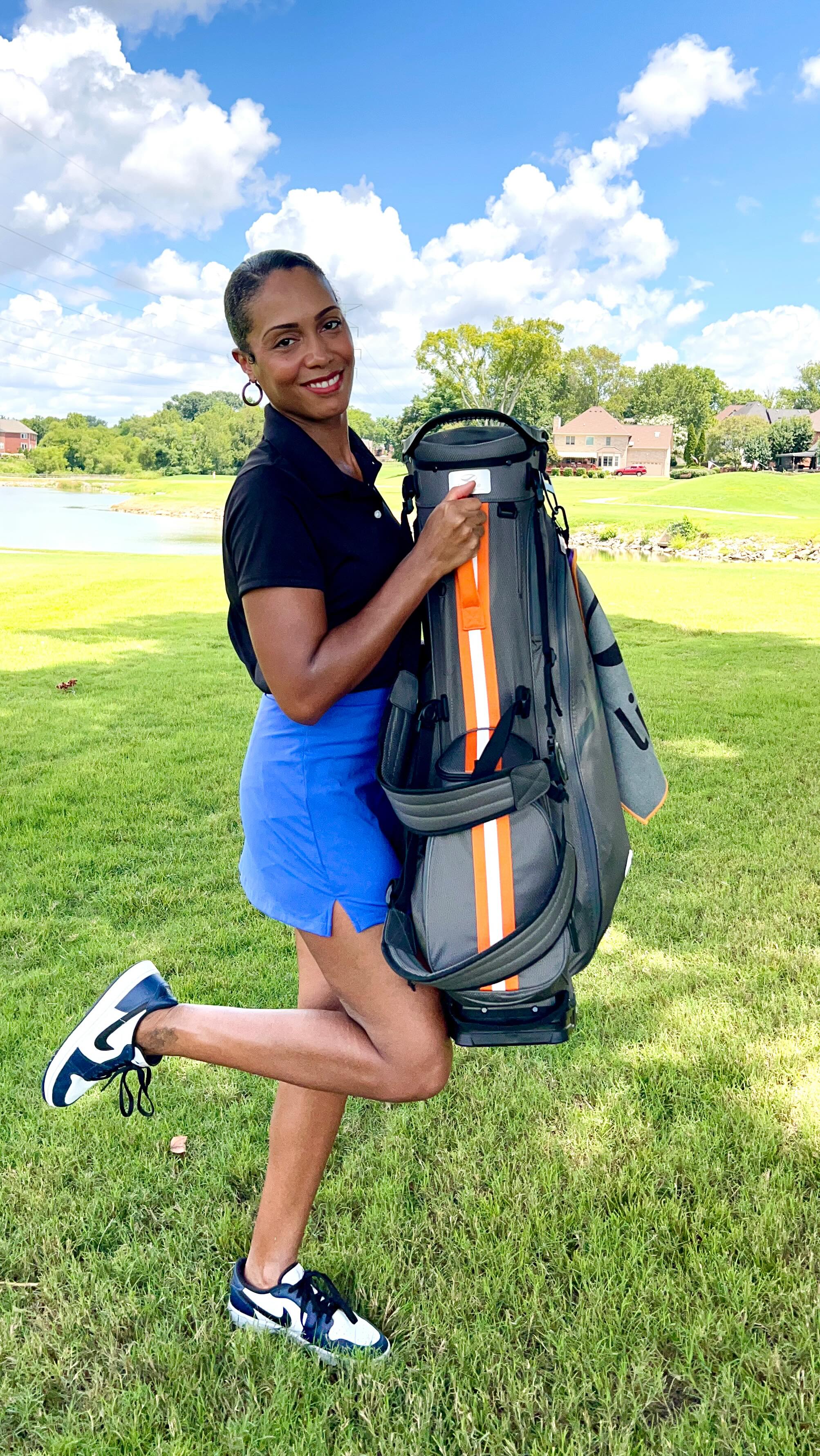 I got a chance to check out the new: The Explorer Bag by a new brand called @linkslite. 
This golf bag is:
- Lightweight (4.5 LBS)
- Waterproof 
- Sleek and Modern 
It includes:
- 5 way, full length dividers
- 4-point shoulder strap
- A Dual Magnetic Golf Towel
- 4 Zipper pockets with a quick access magnetic closure pocket
- and MORE!
If you’re looking for a new, lightweight golf bag, give The Explorer Bag by Linkslite a try! 
PROMO CODE: Sylvia10
Website: Linkslite.com/discount/Sylvia10
.
.
.
#Linkslite #GolfBag #GolfAccessories #Golfer #Golf #GolfProducts #TheExplorerBag #Unboxing #ProductReview #GolfBagReview #LinksliteGolf @maven.reach