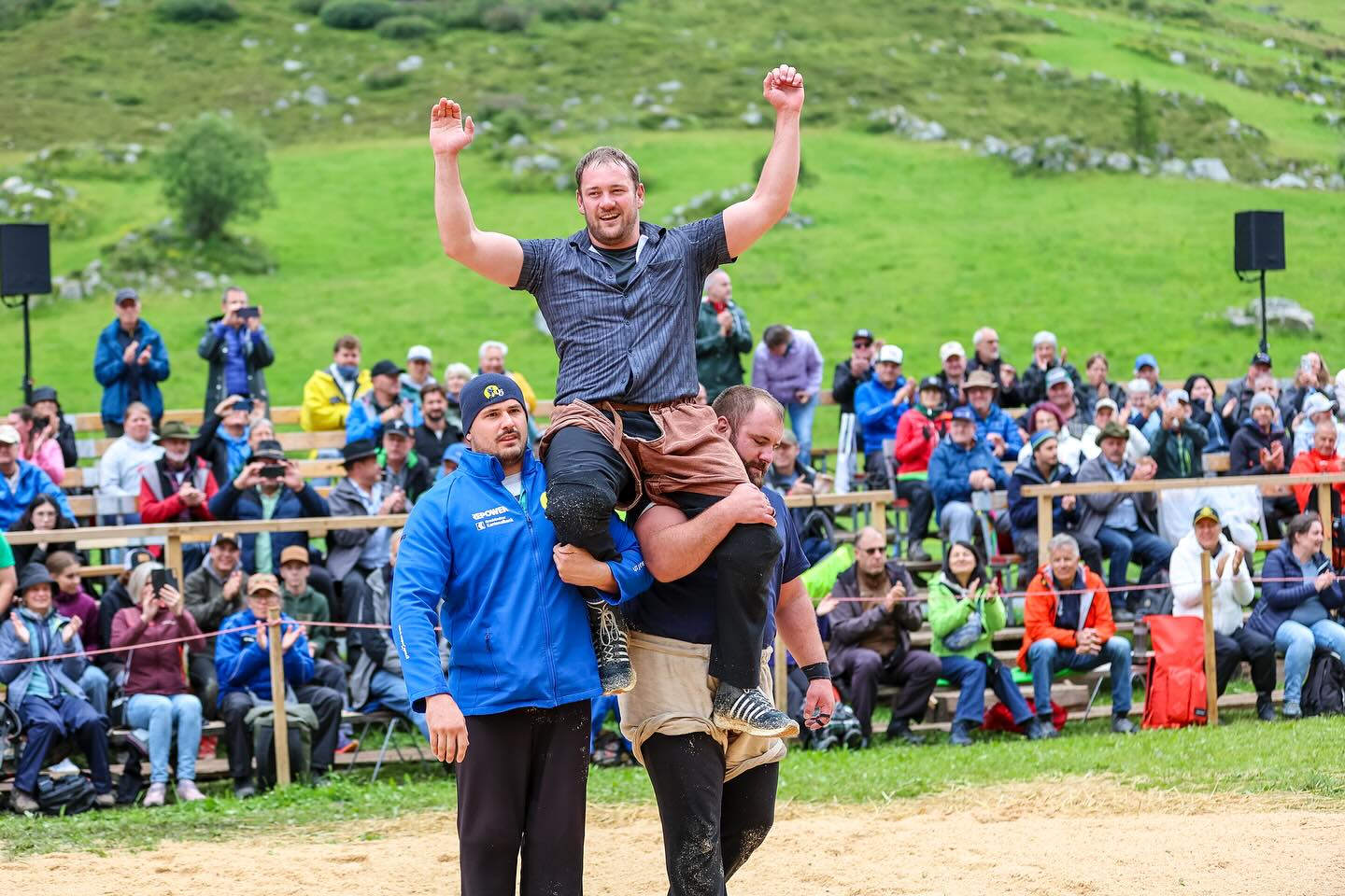 Heimsieg für Christian Biäsch!
Der Sertiger gewinnt heute das Fest vor seiner Haustüre zum ersten Mal, im Schlussgang reicht ihm eine Punkteteilung gegen Fabian Kindlimann. Damian Ott wird auf Rang 1b Co-Sieger.
Rund 1’000 Zuschauer erleben ein interessantes Fest bei grösstenteils trockenem Wetter. Besten Dank dem OK um den @schwingerverband_davos für das tolle Wochenende, hat Spass gemacht.
Bericht und Rangliste auf hosalupf.ch!
📸: Erwin Keller
#Schwingen #Tradition #Graubünden #Davos #Sertig
@gkb.ch @repowerschweiz