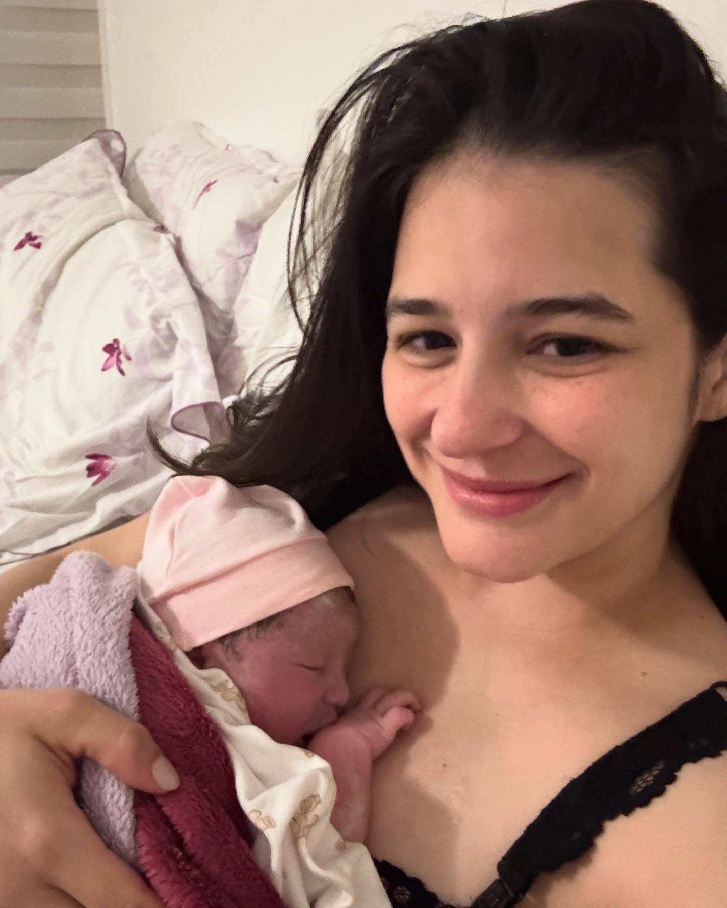 03:15 da manhã.
Enquanto amamento a Estela, pego o celular para registrar: faz exatamente uma semana que ela chegou à nossa casa.
Já passou da meia-noite, é verdade, mas ainda é tempo. Tempo de registrar e de agradecer.
A verdade? A chegada dela me trouxe muito medo. Medo de não dar conta (e tem horas que realmente não dou 🫠).
Mas tenho lembrado de conversar comigo mesma, no silêncio da madrugada assim como ensino as minhas pacientes.
“Calma, Mariana. É só o começo. Apenas uma semana. Aos poucos, você vai pegando o jeito.”
No meio do cansaço, meu coração também transborda gratidão. Pelas mãos que me seguram quando estou fraca.
Minha irmã querida, que veio de tão longe pra me ajudar. E o Dan, meu chão, com a paciência que só o amor explica.
É difícil. É confuso. Às vezes parece demais. Mas vale. Vale tanto. Vale tudo!
Eu não trocaria por nada nesse mundo o privilégio de ter minha filha nos braços.
Esses são alguns registros da primeira semana desse amor que transborda.
Deus é muito bom comigo. Ele é bom o tempo todo!
Obrigada Jesus!