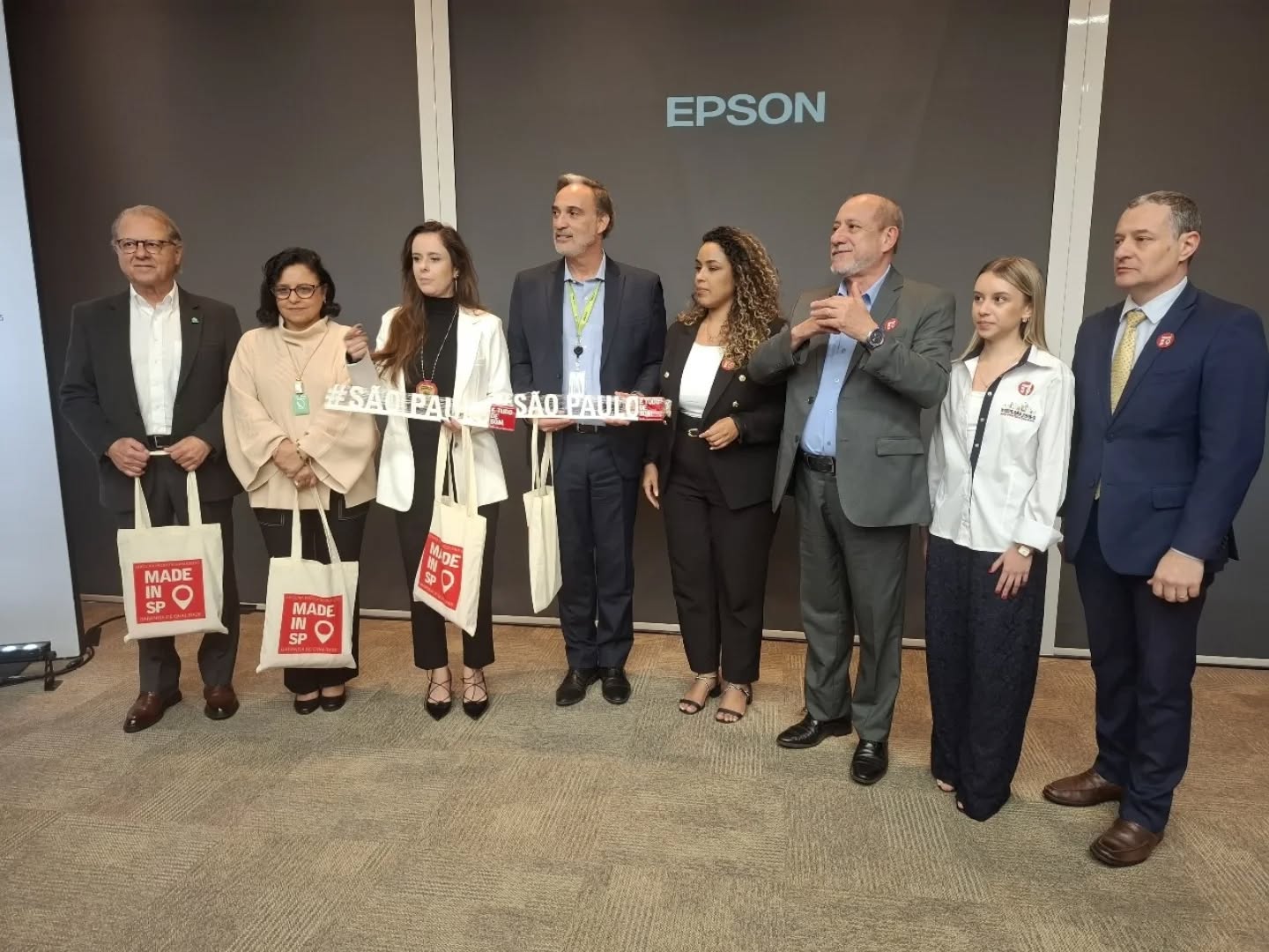 📍 #EmDiaCom no Aeroporto de Congonhas! ✈️
O Visite São Paulo (@visitesp) promoveu mais uma edição do EmDiaCom Associados na quarta-feira (24/07), com o tema “Meios de Hospedagem, Eventos, Infraestrutura e Segurança Pública” 💼🏨🚓
💬 O encontro reuniu representantes da rede hoteleira, autoridades do turismo e da segurança, além de executivos da Aena Brasil — gestora do Aeroporto de Congonhas.
🎙️ Toni Sando, presidente executivo do Visite SP, abriu o evento reforçando a importância do trabalho conjunto para fortalecer o setor e atender às diferentes frentes do turismo no Estado.
🌍 Mônica Samia, da Secretaria de Turismo do Estado, celebrou os 49 milhões de turistas recebidos em 2024 e destacou o programa Sabor de SP e o selo Made in SP, que valorizam produtos e experiências locais 🍽️🧉
📅 Dados do VSPCB mostram que SP sediou:
🔹 3.928 eventos no 1º semestre (🚀 +59% vs 2024)
🔹 R$ 12,7 bilhões em impacto econômico
🔹 +36,7 milhões de participantes
📍 Regiões em destaque:
➡️ Centro, ZN e Leste: 1.644 eventos
➡️ Faria Lima e Itaim: +93% de crescimento
✈️ Turistas estrangeiros em alta:
➡️ 178 mil visitantes em junho
🇺🇸 EUA lideram, seguidos por 🇦🇷 Argentina e 🇨🇱 Chile
🔐 Segurança do Turista em Foco
A delegada Fernanda Herbella (Deatur) apresentou as ações da Polícia Civil:
🚔 6 delegacias especializadas em SP
📍 Bases fixas nos aeroportos de Congonhas, Guarulhos e Viracopos
🚌 Base móvel em eventos com +10 mil pessoas
🆔 Emissão de RG nos portos para cruzeiros
📲 Novo QR Code com dicas de segurança
🧾 BO online já disponível para turistas
🏗️ Congonhas em transformação!
🛫 Apresentação da Aena Brasil revelou que o aeroporto terá:
🔸 17 fingers novos até 2028
🔸 70% dos embarques com mais conforto
🔸 Redução do tempo no Raio X: 5 min para 99,8% dos passageiros
🔸 Retomada de voos internacionais 🌐
🤝 O evento reforça como parcerias entre poder público, setor privado e segurança fortalecem o turismo, geram empregos e posicionam SP, com destino líder em eventos em eventos no Brasil.
#ABRAJETSP
#TurismoSP