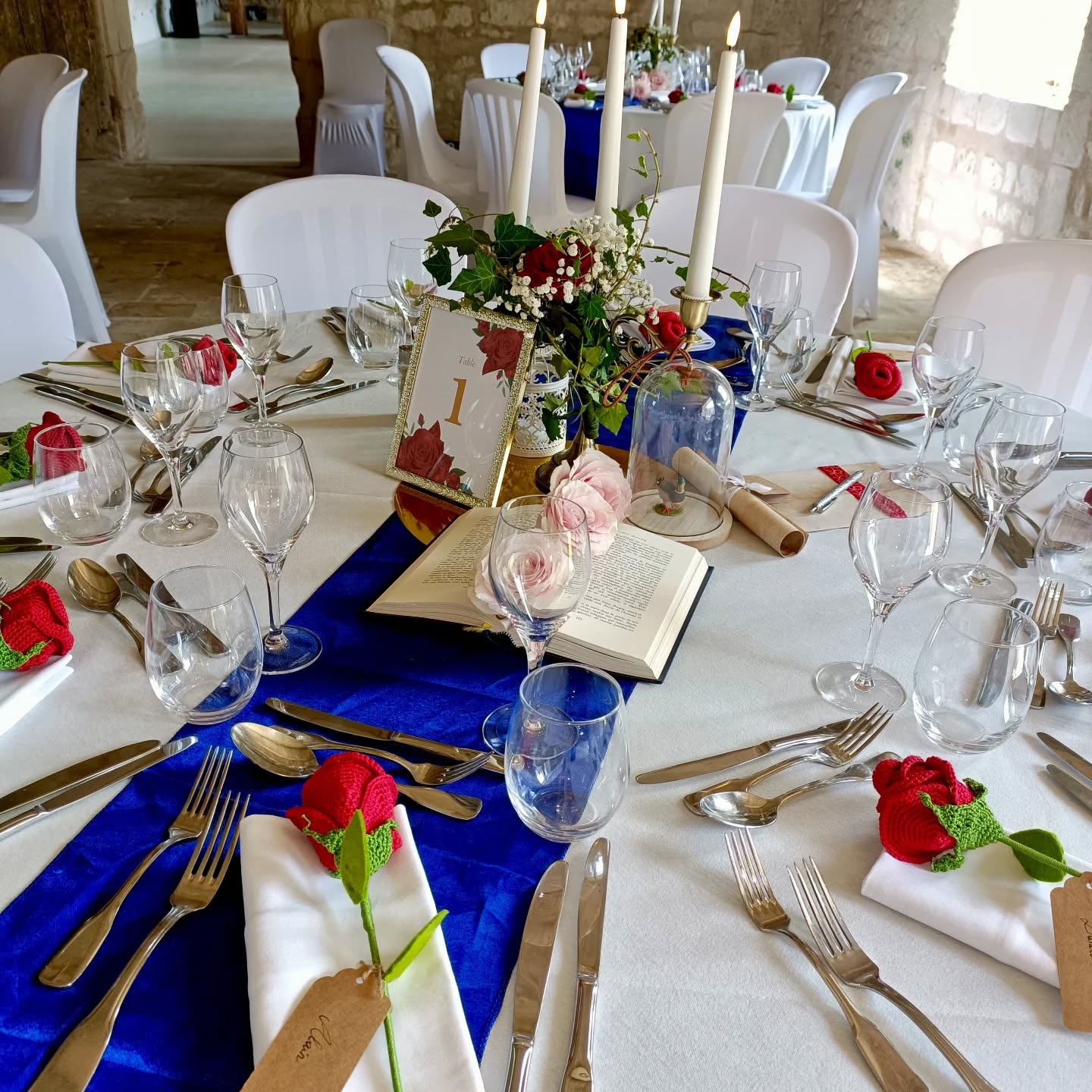 Mariage la Belle & la Bête, avec une touche de chic à la française au magnifique Château de la Barbelinière
#mariageprincesse #mariage #mariagedecoration #thelittlefactory86 #chateaudelabarbelinière #beautyandthebeast🌹 #belleetlabete #domaine #decoeation #salledemariage #chic #mariage2025