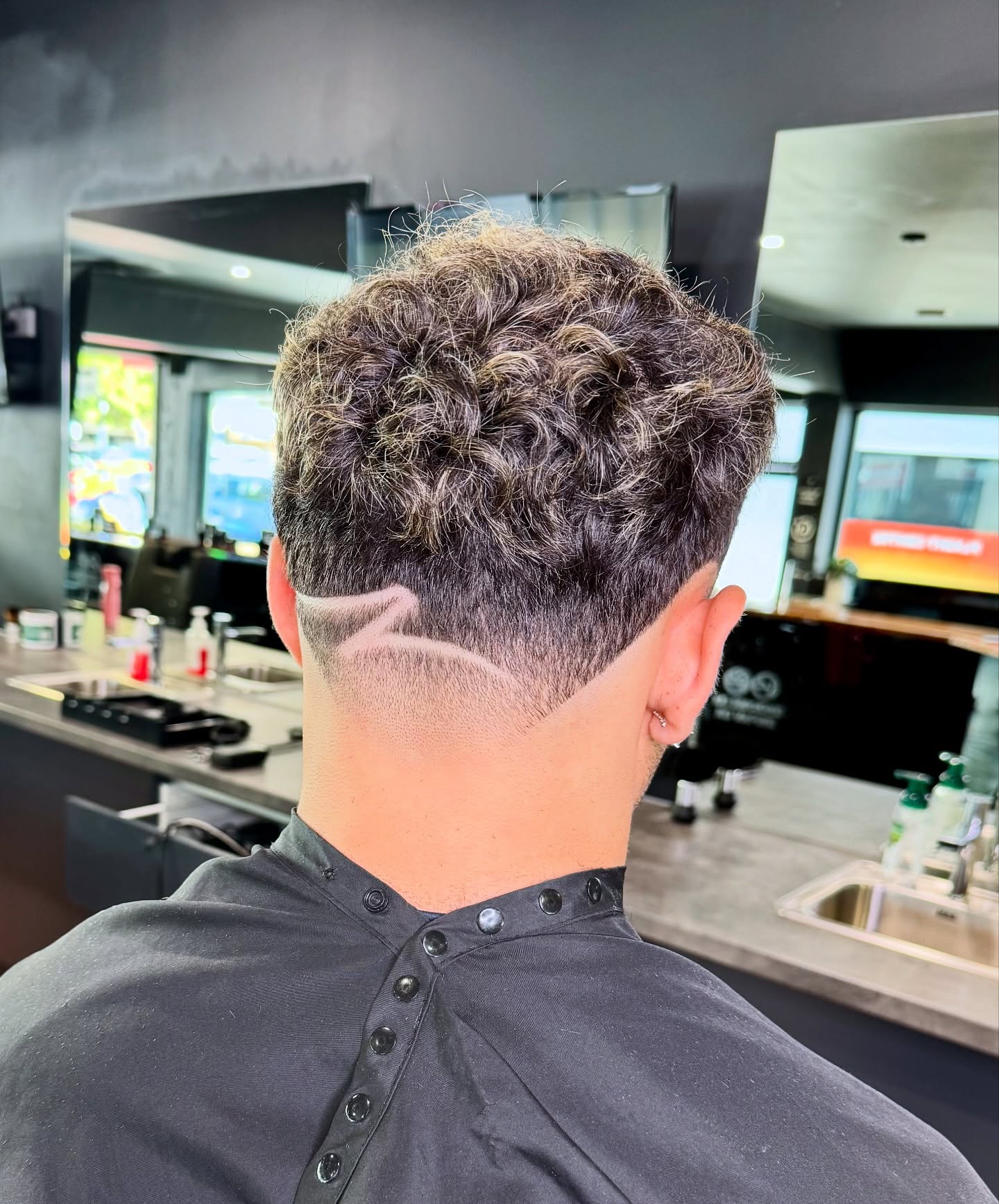 Fresh cut alert! Low Taper with Track design. Book now at www.ro-yalkingsman.com.au
Cut by @jcrmasso_
#taper #barber #hairdesign