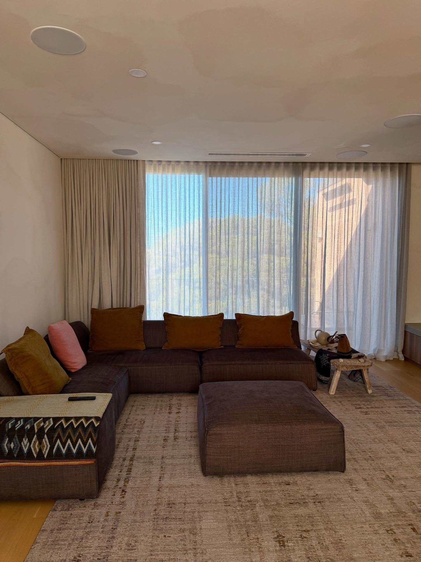 Unlined heavy linen curtain with a fine linen sheer curtain | Project for @annapearlflanders | Window Treatments @windowstudio | #curtains #perthcurtains #windowtreatments #linen #windowstudio #perthinteriordesign #perthinteriors