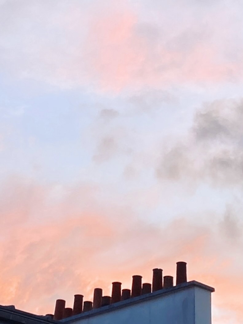 • L’HOMME ET LE CIEL •
À Paris, j’aime comme l’architecture vient toucher les nuages.
