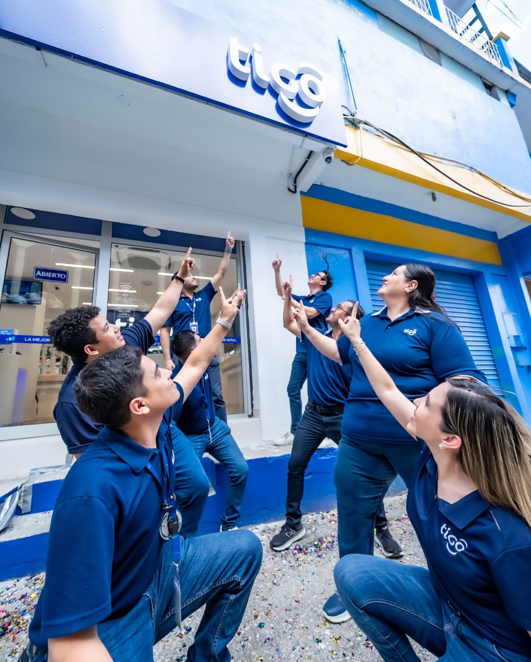 📸 ¡Una cobertura más que sumamos con mucho orgullo! Estuvimos presentes en la apertura de la nueva agencia de Tigo Guatemala 🎉 Gracias por confiar en nuestro trabajo 🙌 Te compartimos algunos de los mejores momentos que capturamos ese día 💙✨
#CoberturaDeEventos #TigoGuatemala #ContenidoProfesional #AgenciaNueva #capturandomomentos