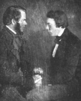 Phineas Parkhurst Quimby
BBKL XL (2026/27)
Online abrufbar
Autor: Keith McNeil
QUIMBY, Phineas Parkhurst (1802-1866) war zu verschiedenen Zeiten als Juwelier, Uhrmacher, Erfinder mit mehreren Patenten und Daguerreotypist tätig, doch heute ist er für seinen Einfluss auf die Geschichte des mentalen Heilens und der Religionsgeschichte bekannt, insbesondere im Zusammenhang mit dem, was wir heute als die Neugeist-Bewegung kennen.
https://www.bbkl.de/index.php/frontend/lexicon/Q/Q/quimbyphineasparkhurst-89032
Bild; Phineas Parkhurst Quimby (links) mit Lucius Burkmar, ca. 1847