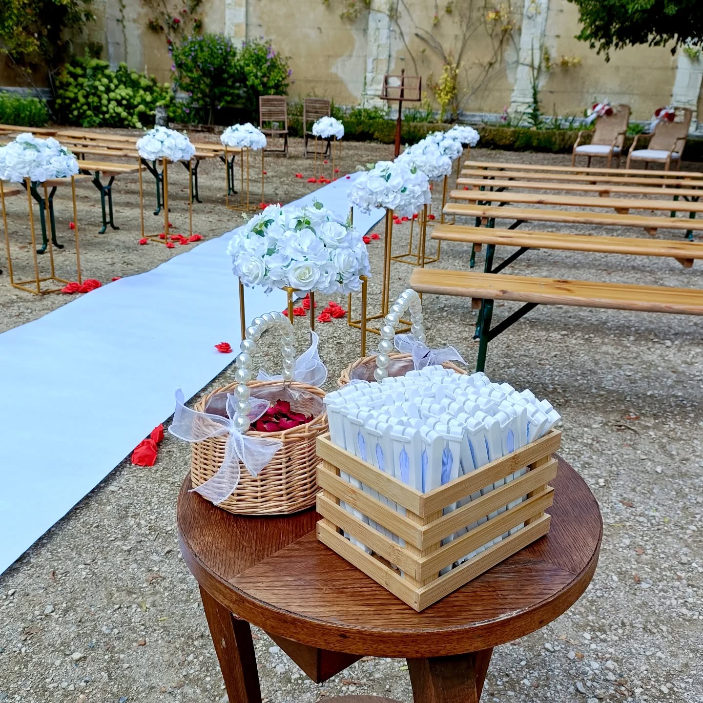 Mariage la Belle & la Bête, avec une touche de chic à la française au magnifique Château de la Barbelinière
#mariageprincesse #mariage #mariagedecoration #thelittlefactory86 #chateaudelabarbelinière #beautyandthebeast🌹 #belleetlabete #domaine #decoeation #salledemariage #chic #mariage2025 #weddingceremony #ceremonielaique